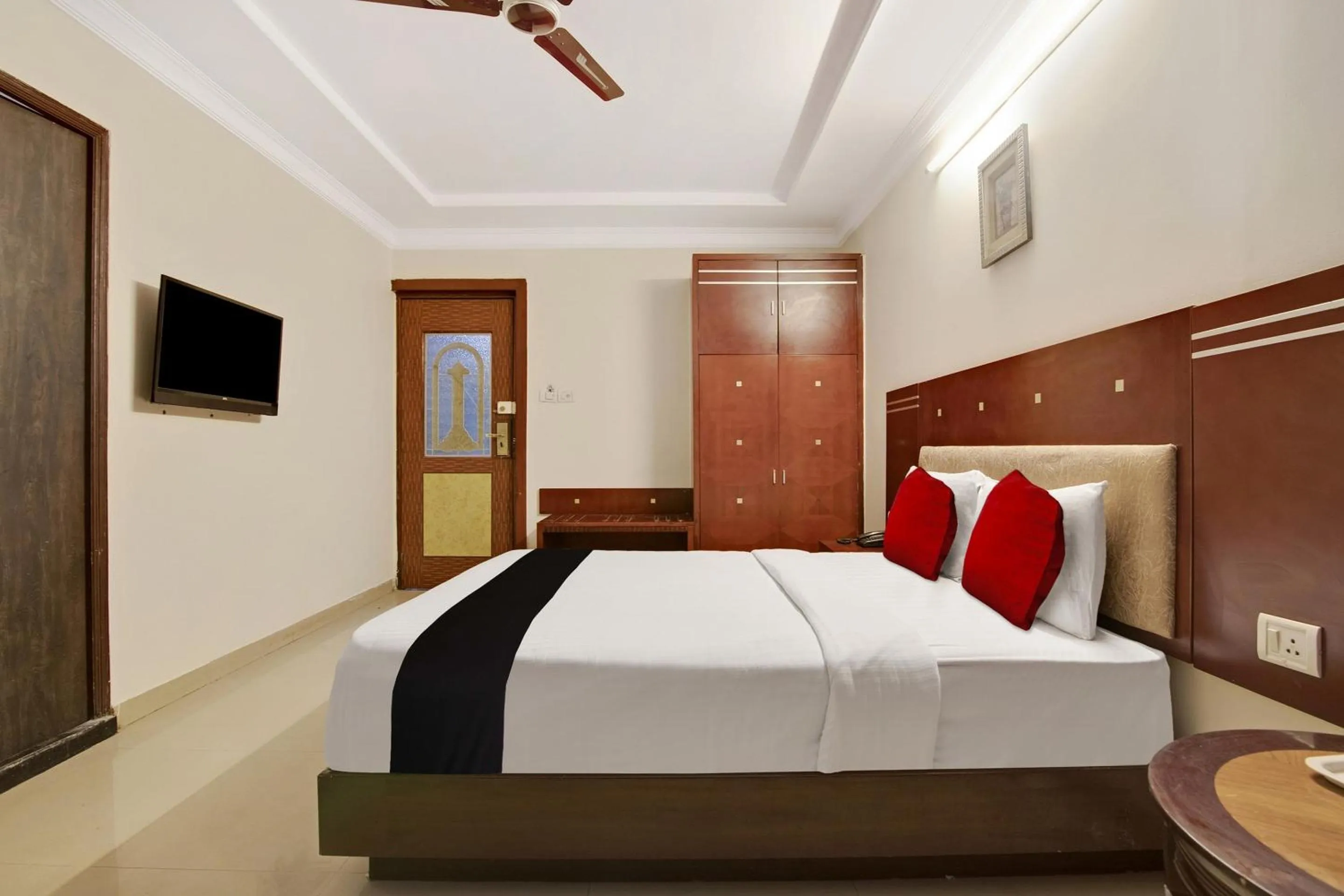 Bedroom, Bed in Capital O Elegant Amethyst Business Hotel Near Ragigudda Sri Prasanna Anjaneyaswamy Temple