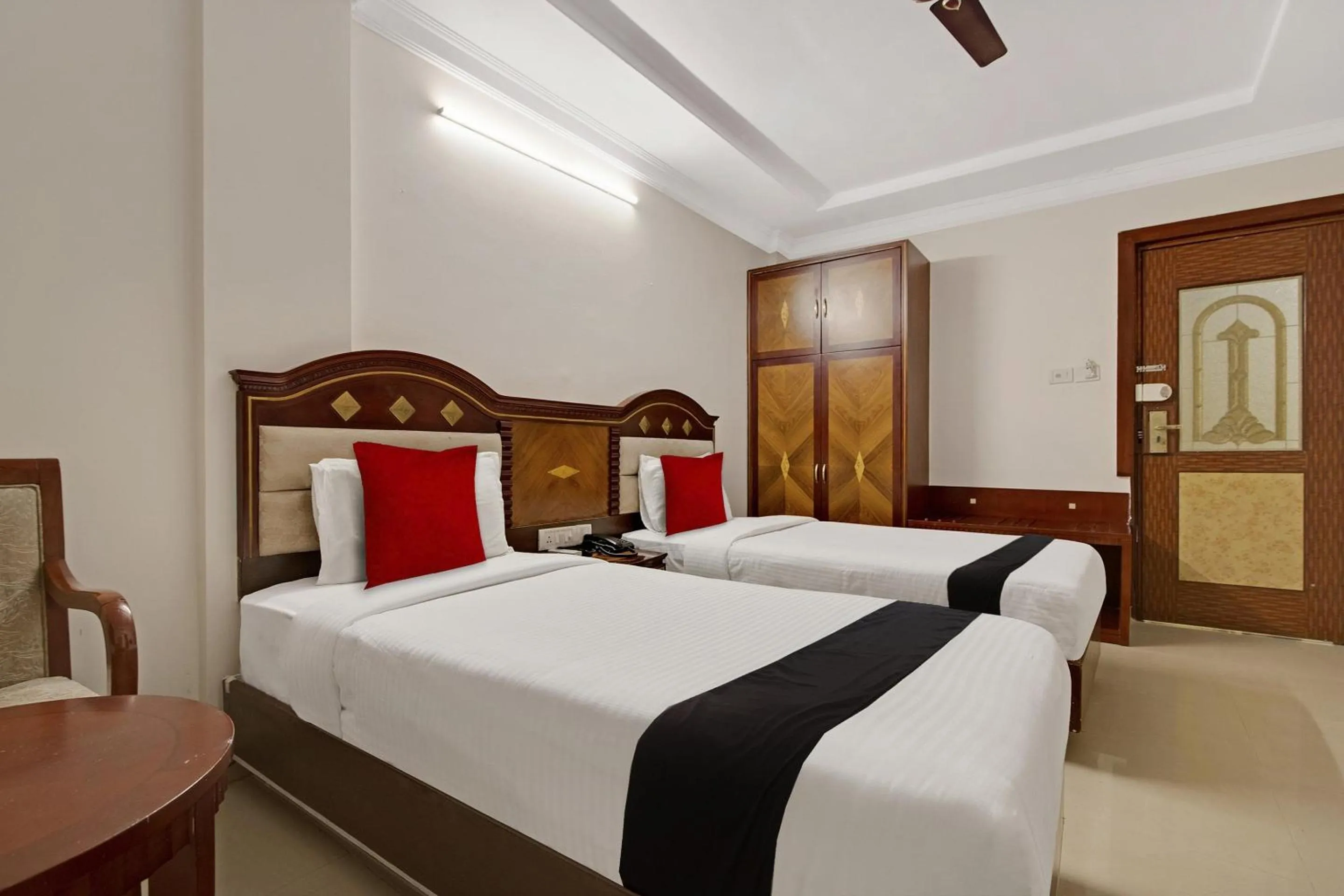 Bedroom, Bed in Capital O Elegant Amethyst Business Hotel Near Ragigudda Sri Prasanna Anjaneyaswamy Temple