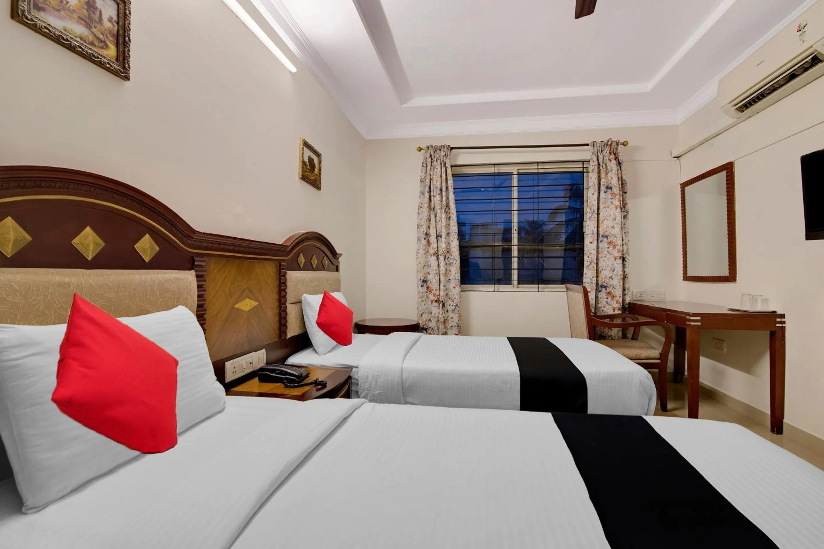 Bedroom, Bed in Capital O Elegant Amethyst Business Hotel Near Ragigudda Sri Prasanna Anjaneyaswamy Temple