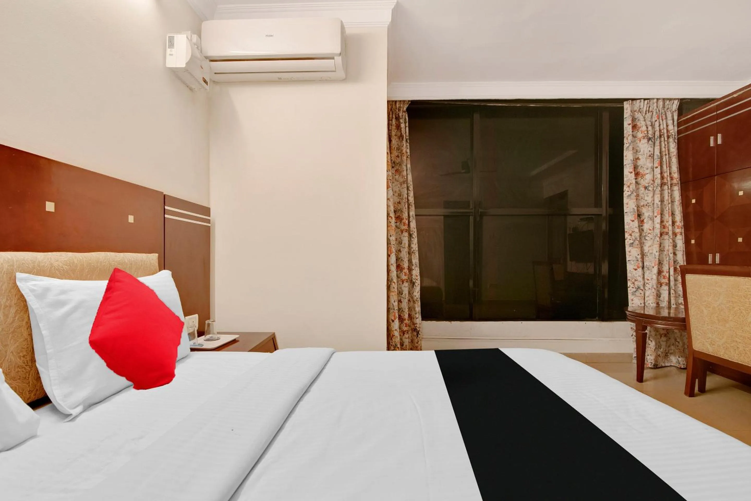 Bedroom, Bed in Capital O Elegant Amethyst Business Hotel Near Ragigudda Sri Prasanna Anjaneyaswamy Temple