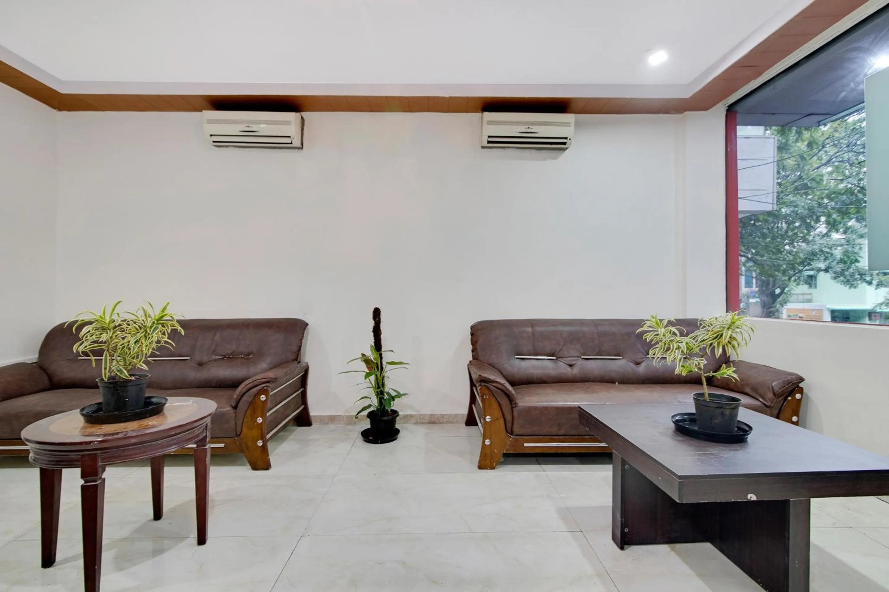 Lobby or reception in Capital O Elegant Amethyst Business Hotel Near Ragigudda Sri Prasanna Anjaneyaswamy Temple