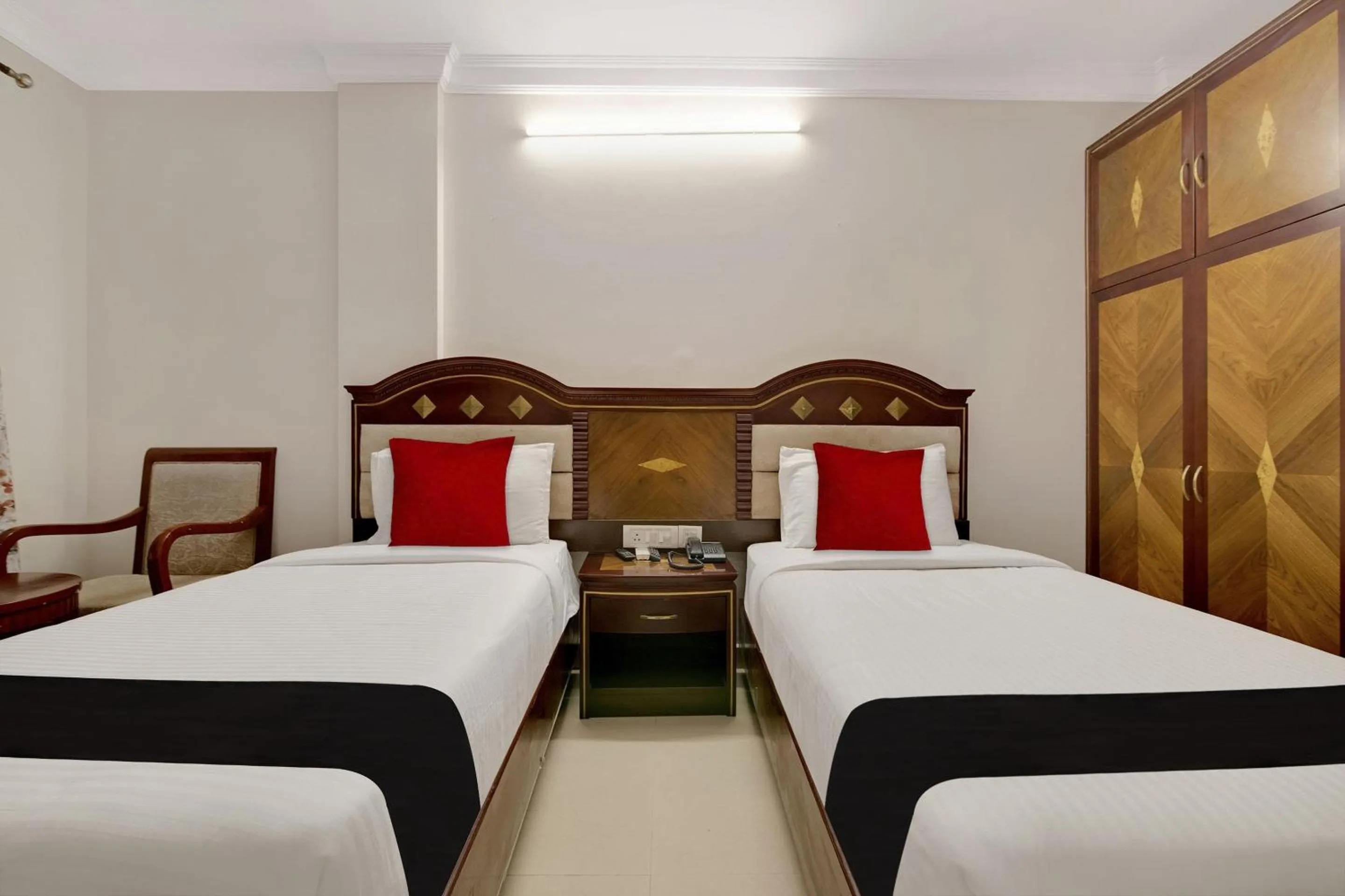 Bedroom, Bed in Capital O Elegant Amethyst Business Hotel Near Ragigudda Sri Prasanna Anjaneyaswamy Temple