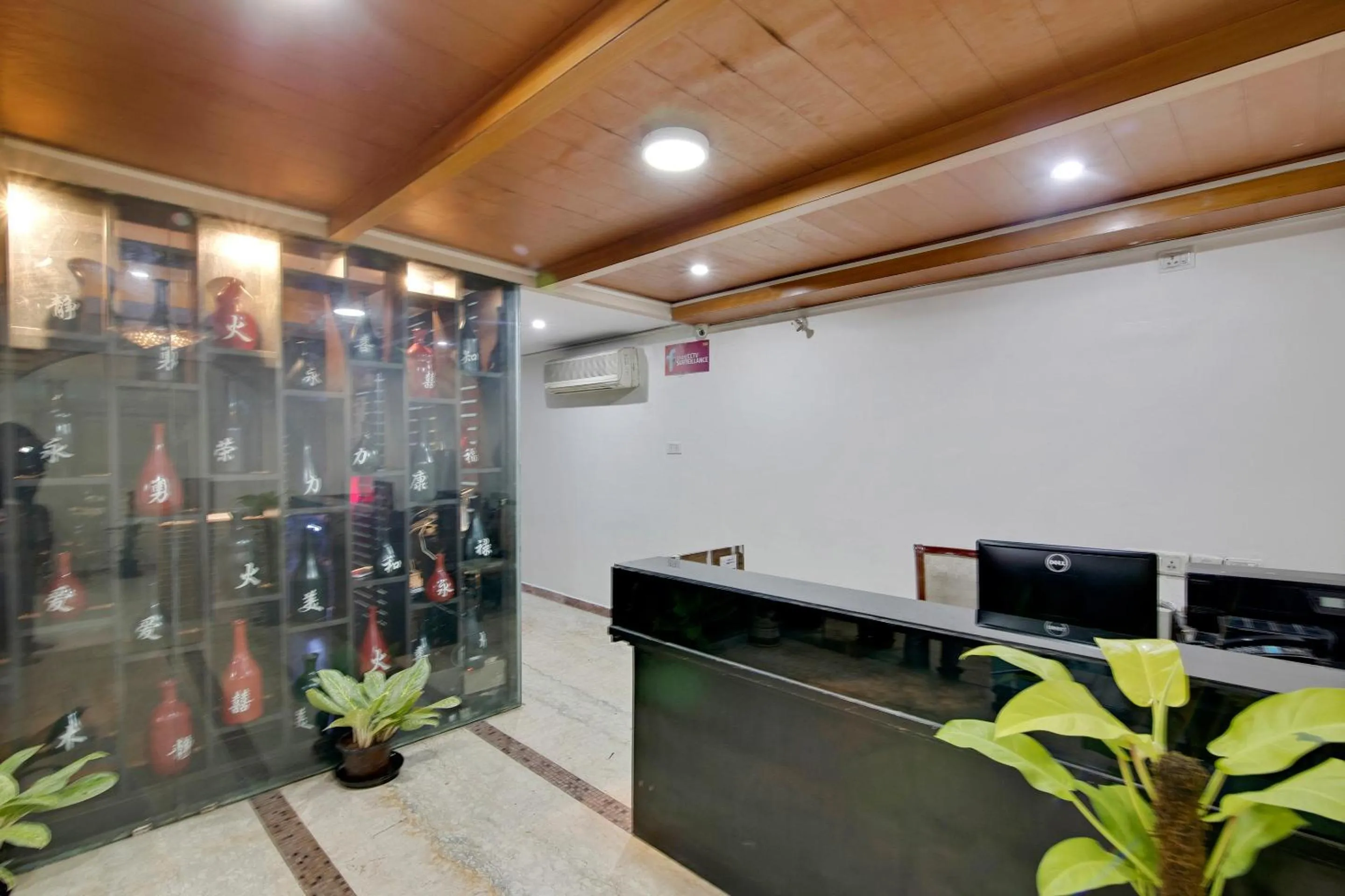 Lobby or reception in Capital O Elegant Amethyst Business Hotel Near Ragigudda Sri Prasanna Anjaneyaswamy Temple