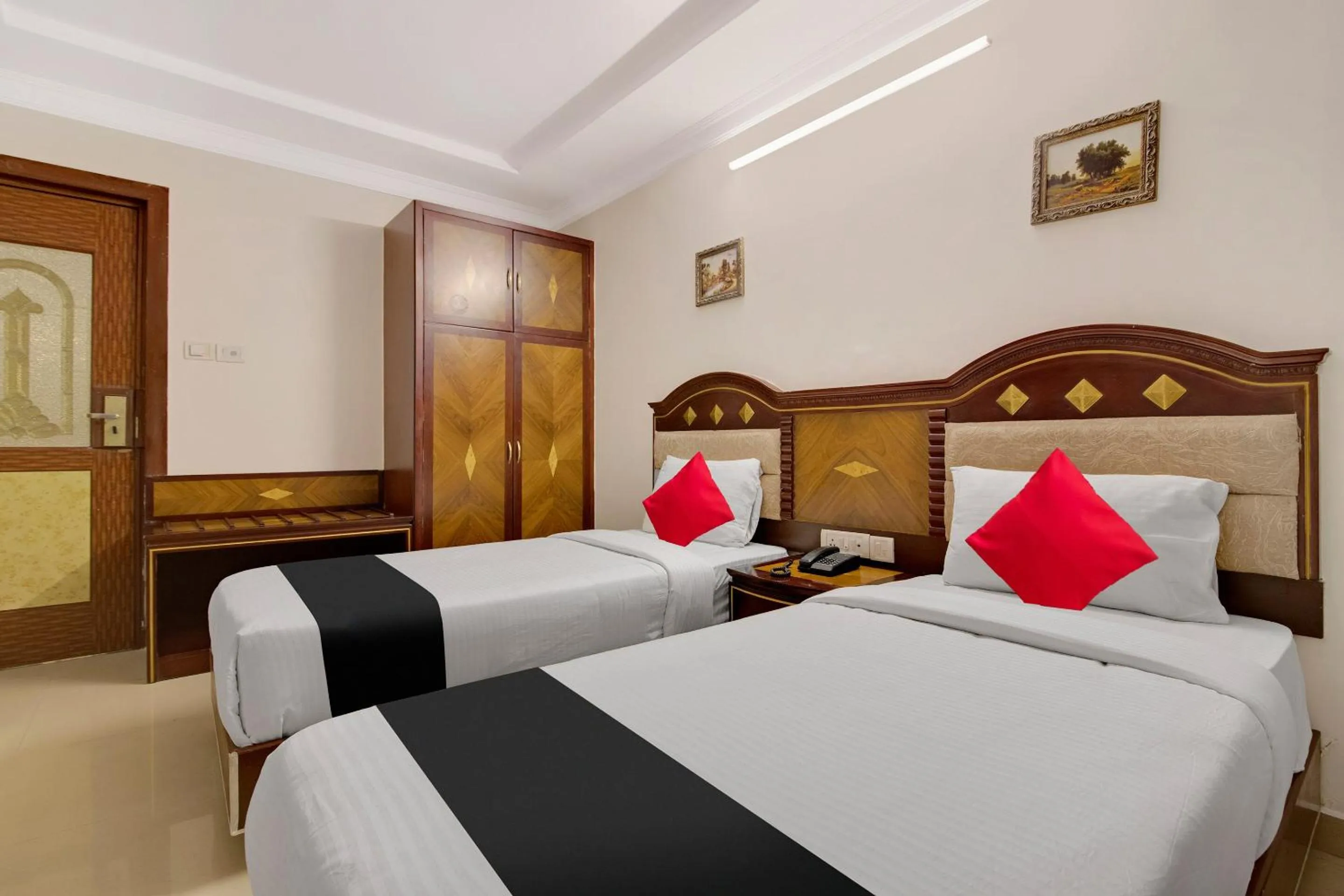 Bedroom, Bed in Capital O Elegant Amethyst Business Hotel Near Ragigudda Sri Prasanna Anjaneyaswamy Temple