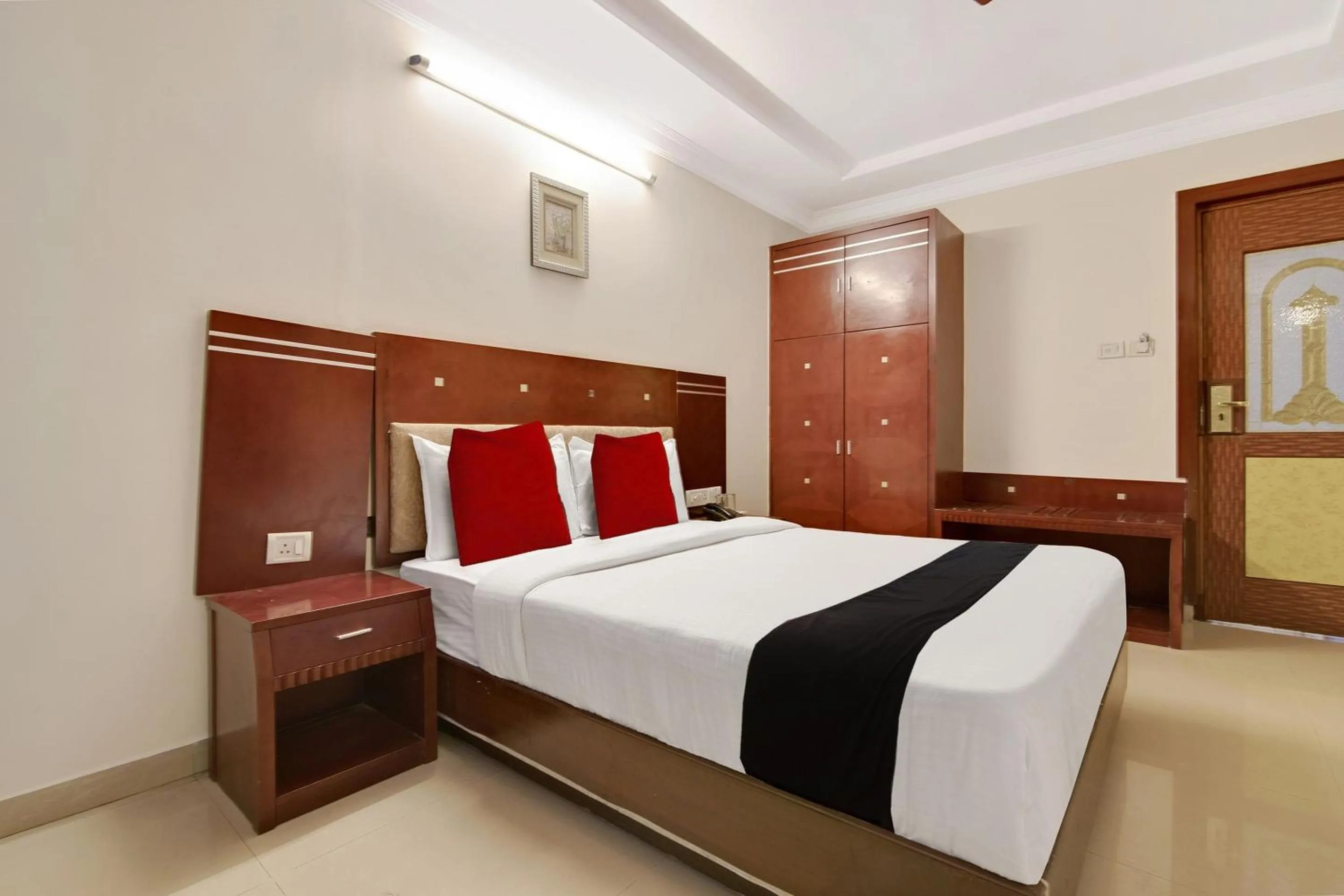 Bedroom, Bed in Capital O Elegant Amethyst Business Hotel Near Ragigudda Sri Prasanna Anjaneyaswamy Temple