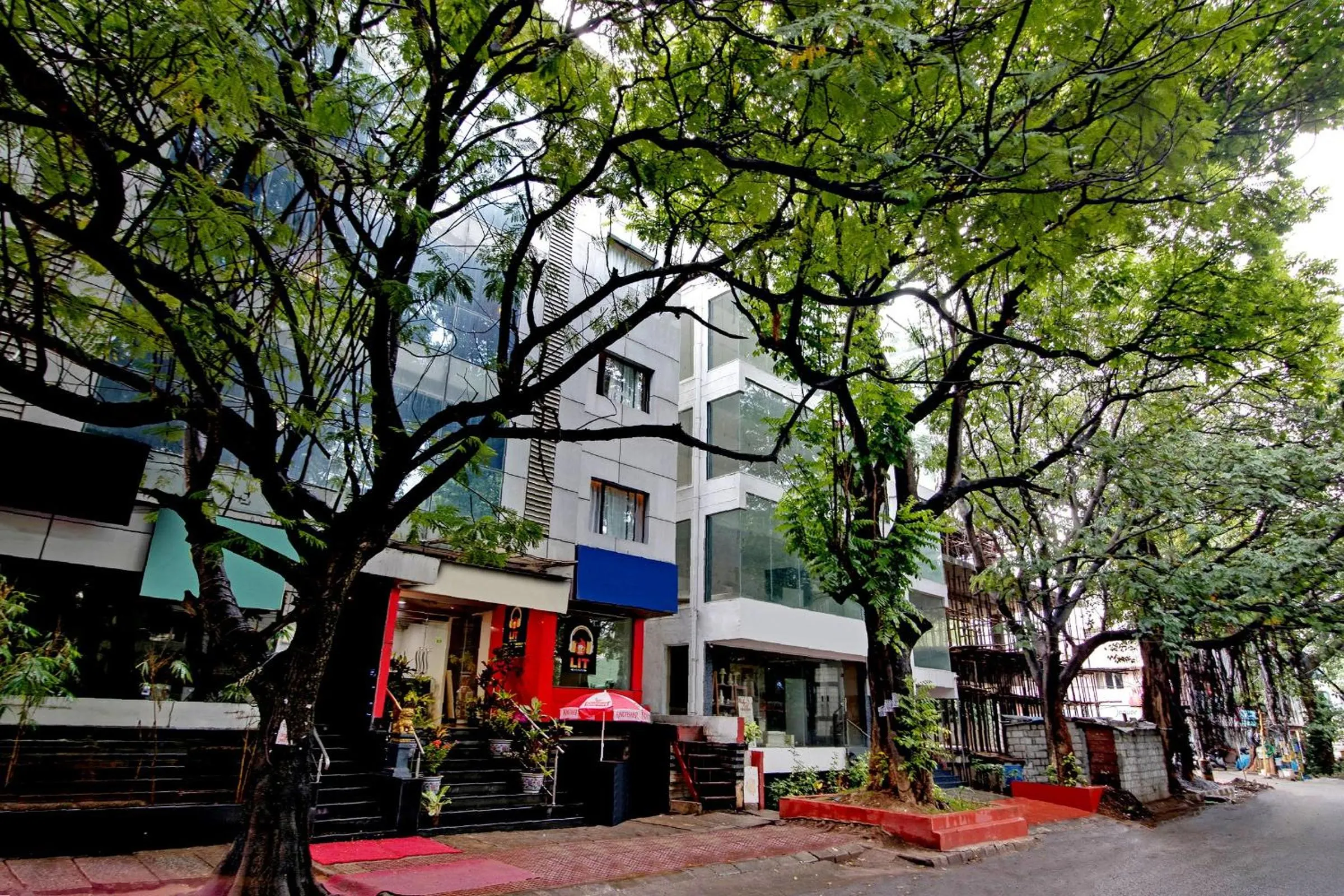 Facade/entrance in Capital O Elegant Amethyst Business Hotel Near Ragigudda Sri Prasanna Anjaneyaswamy Temple