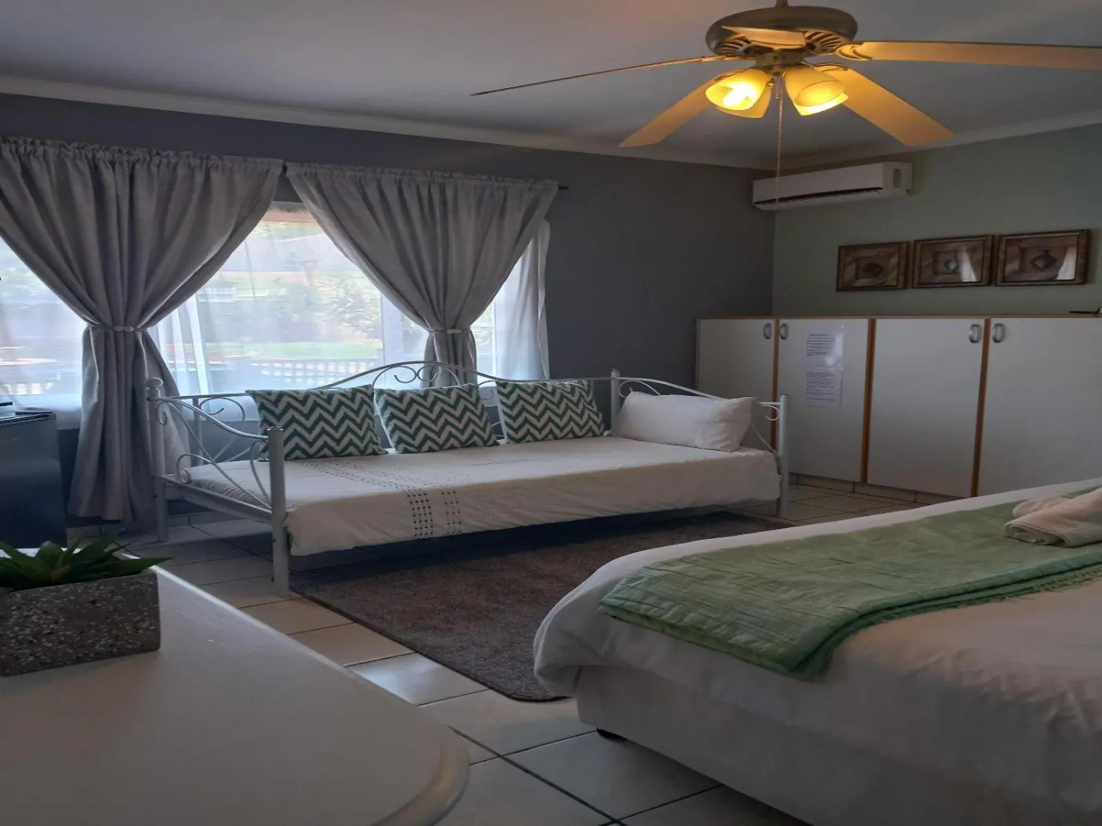 Living room, Bed in Bougainvillea BNB