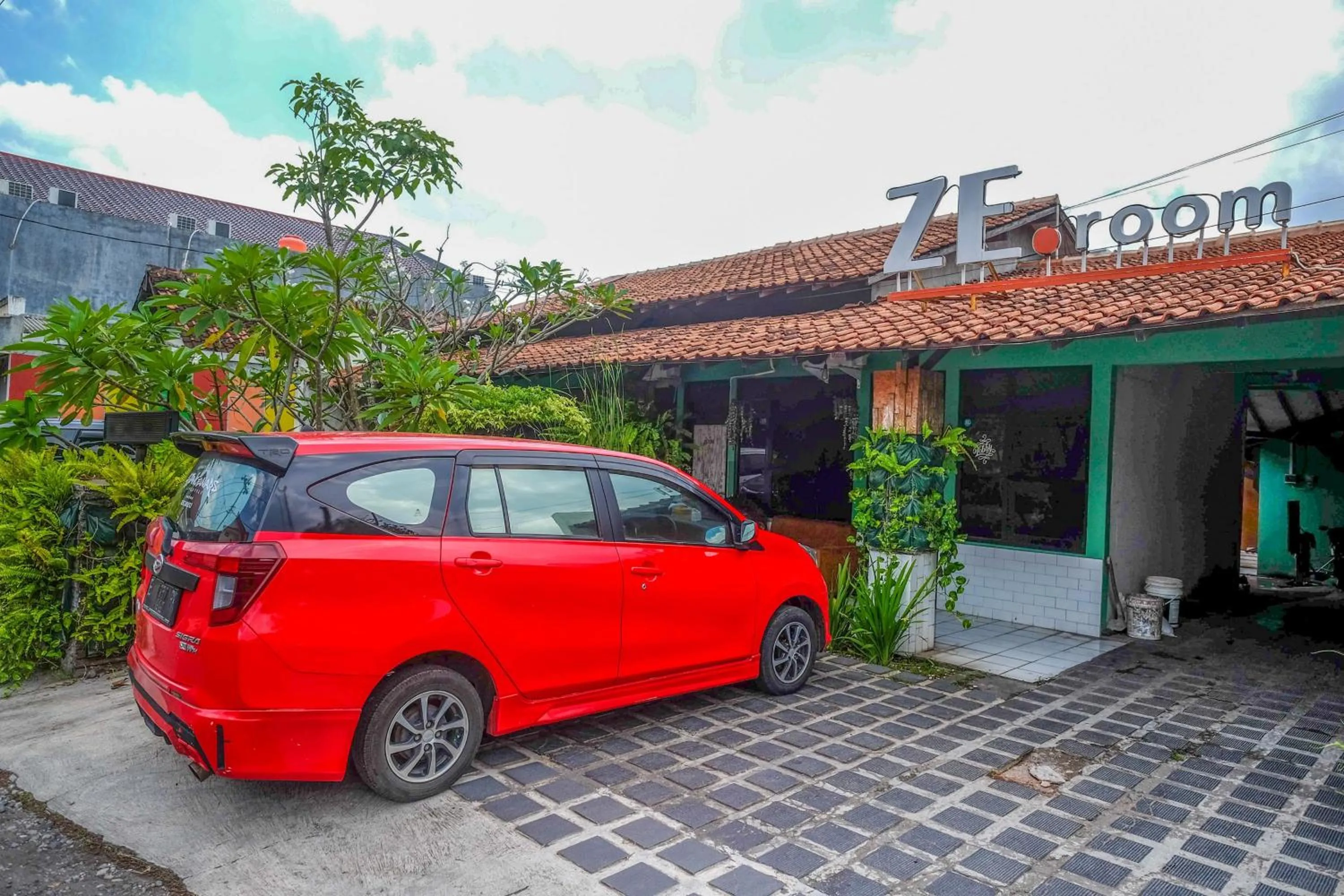 Parking in RedDoorz near Lotte Mart Maguwoharjo Yogyakarta