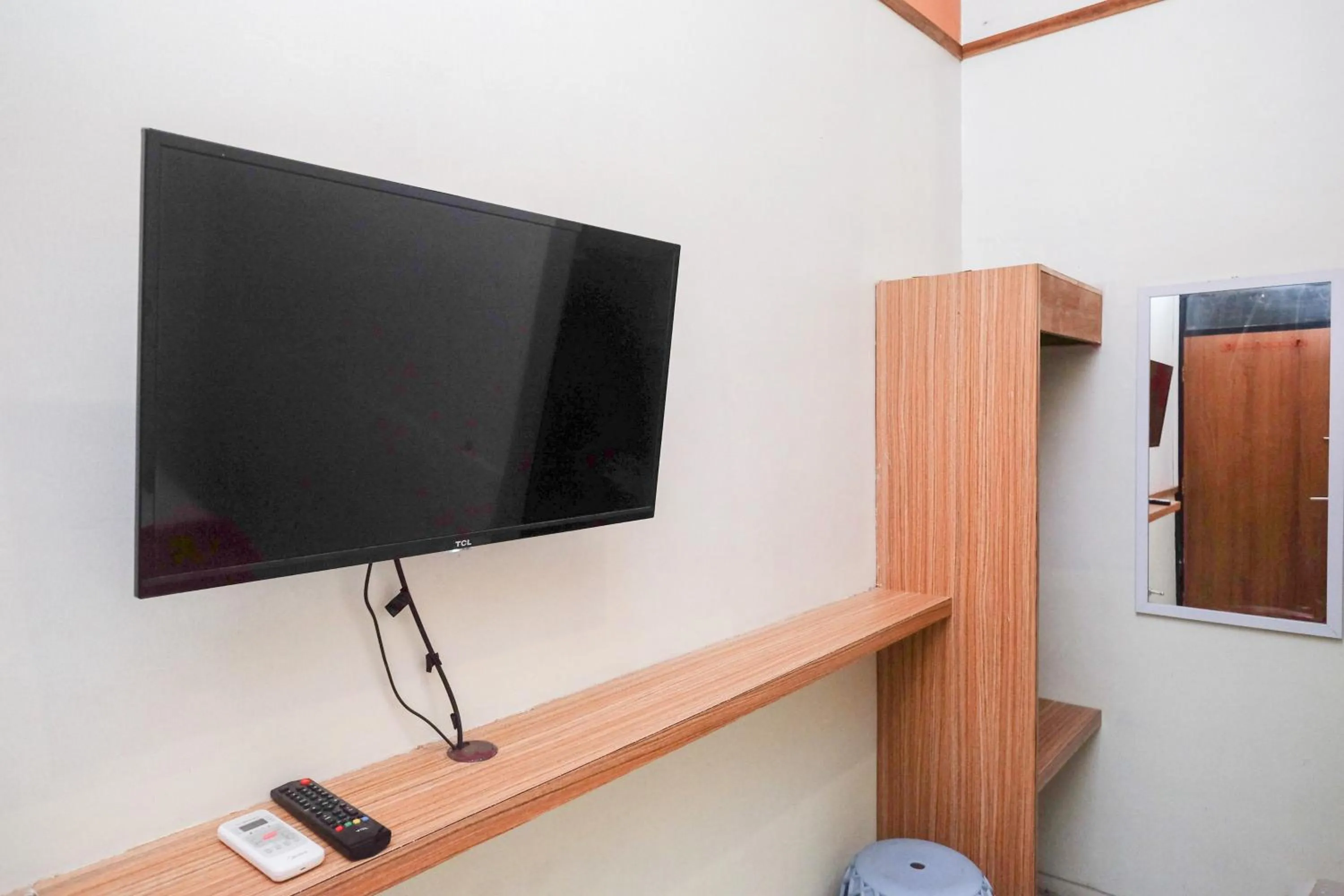 TV and multimedia in RedDoorz near Lotte Mart Maguwoharjo Yogyakarta