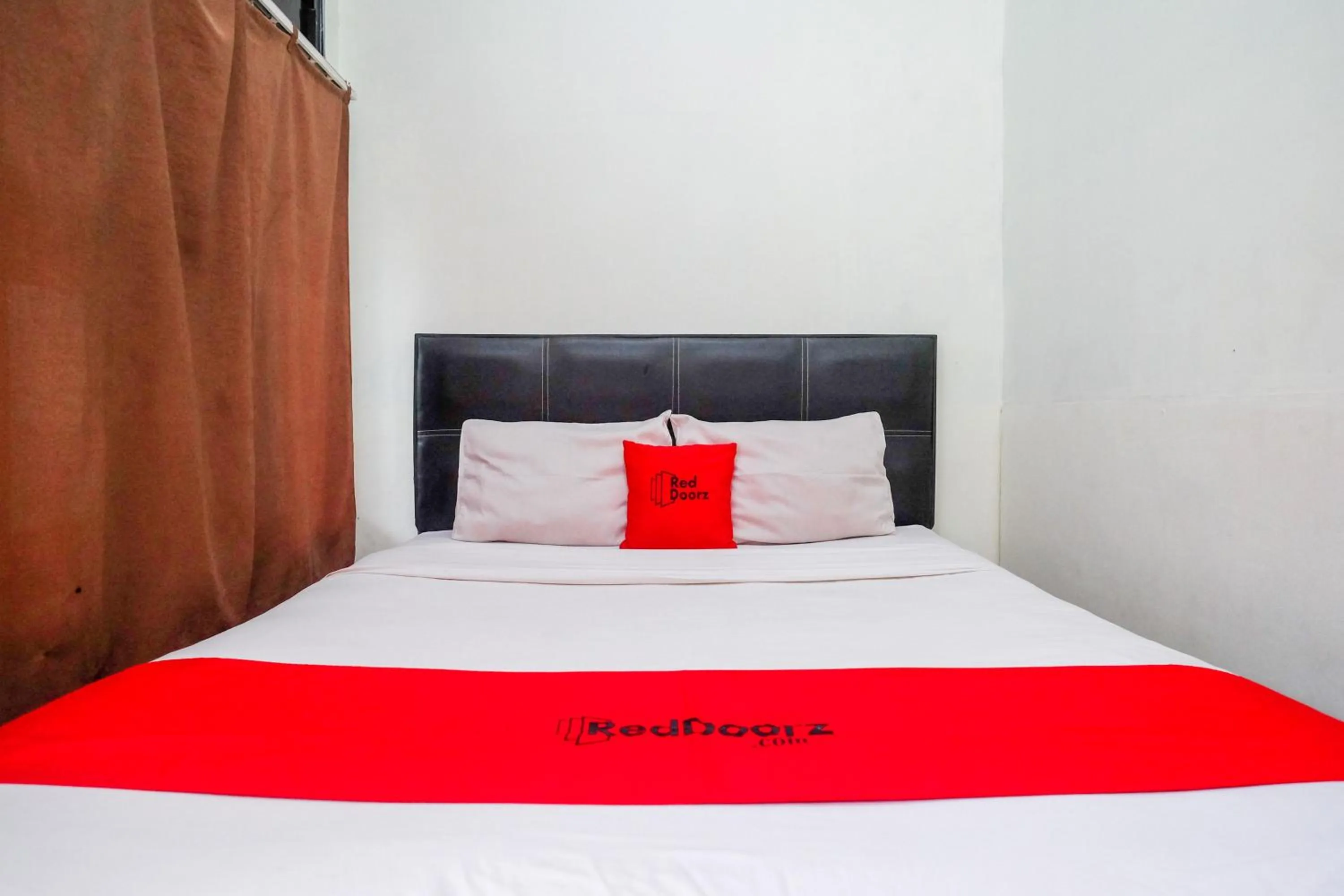 Bedroom, Bed in RedDoorz near Lotte Mart Maguwoharjo Yogyakarta