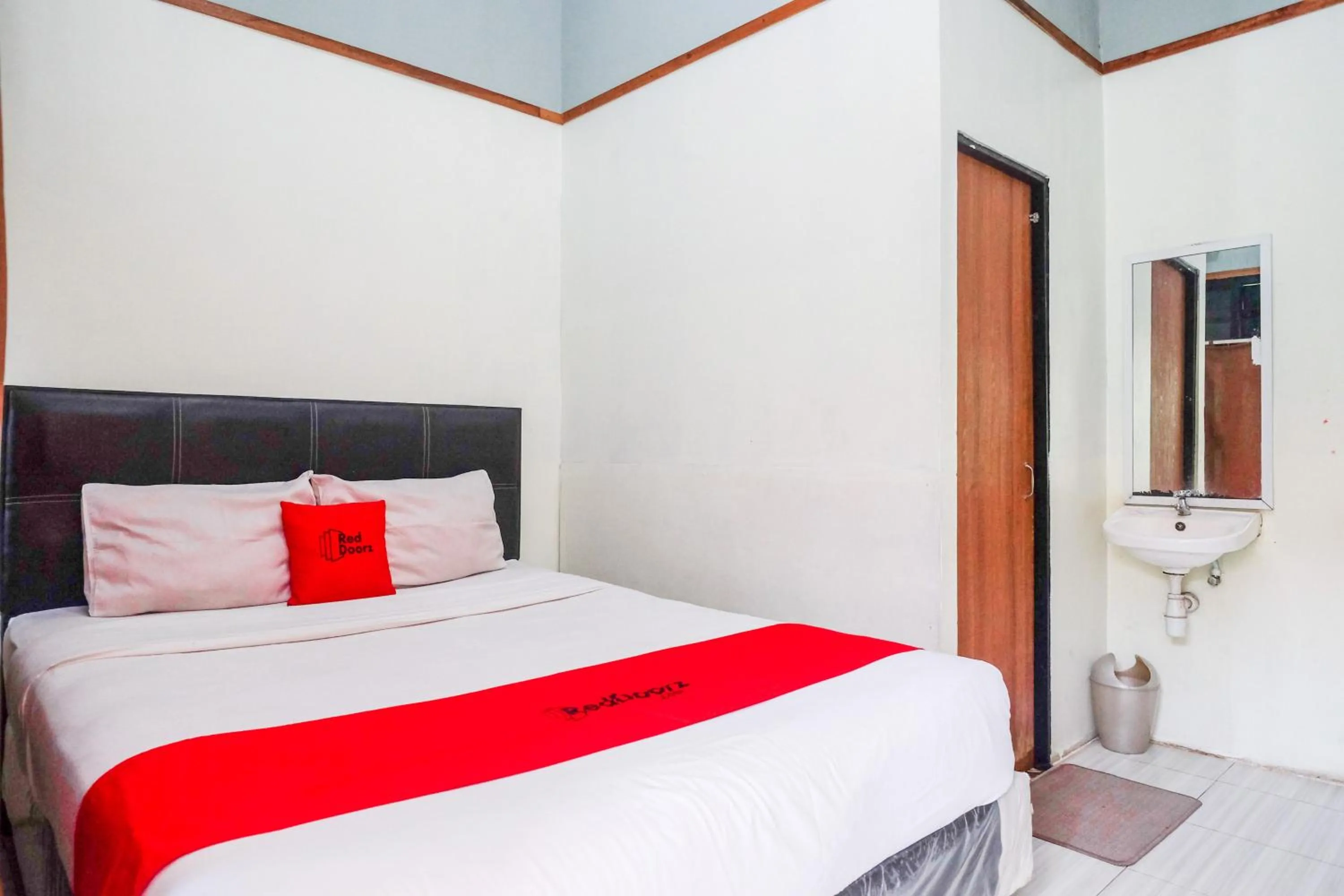 Bedroom, Bed in RedDoorz near Lotte Mart Maguwoharjo Yogyakarta