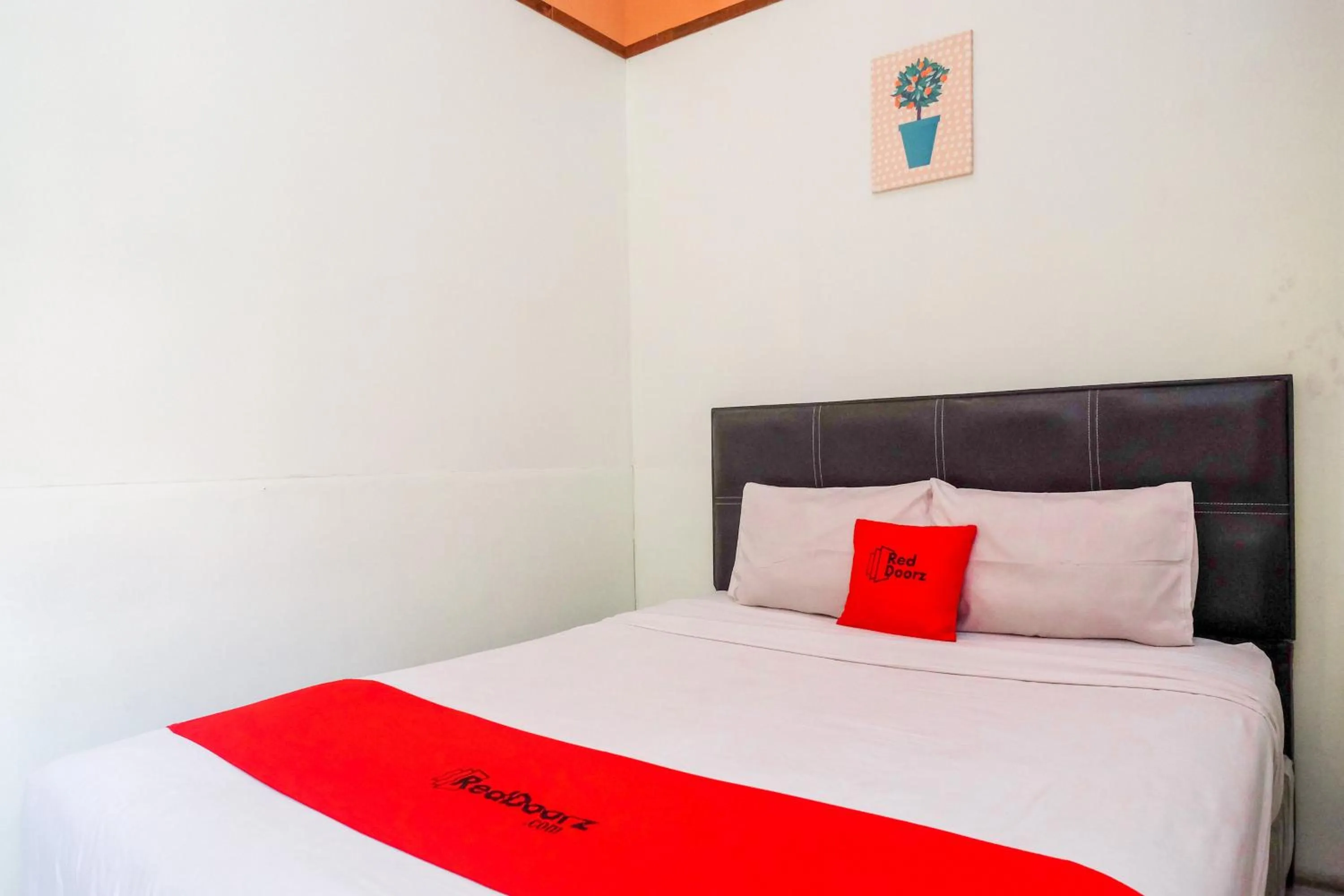 Bedroom, Bed in RedDoorz near Lotte Mart Maguwoharjo Yogyakarta