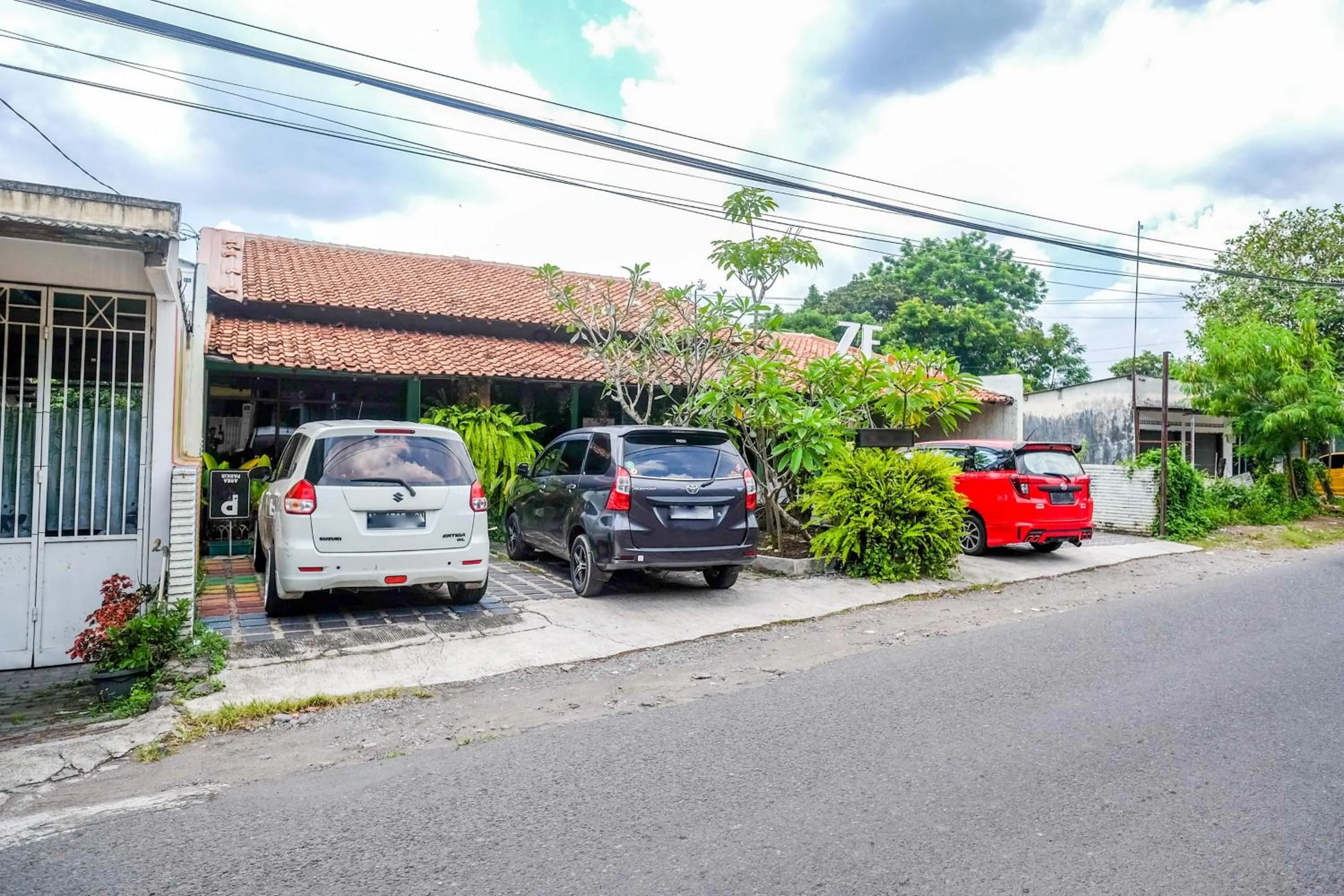 Parking in RedDoorz near Lotte Mart Maguwoharjo Yogyakarta