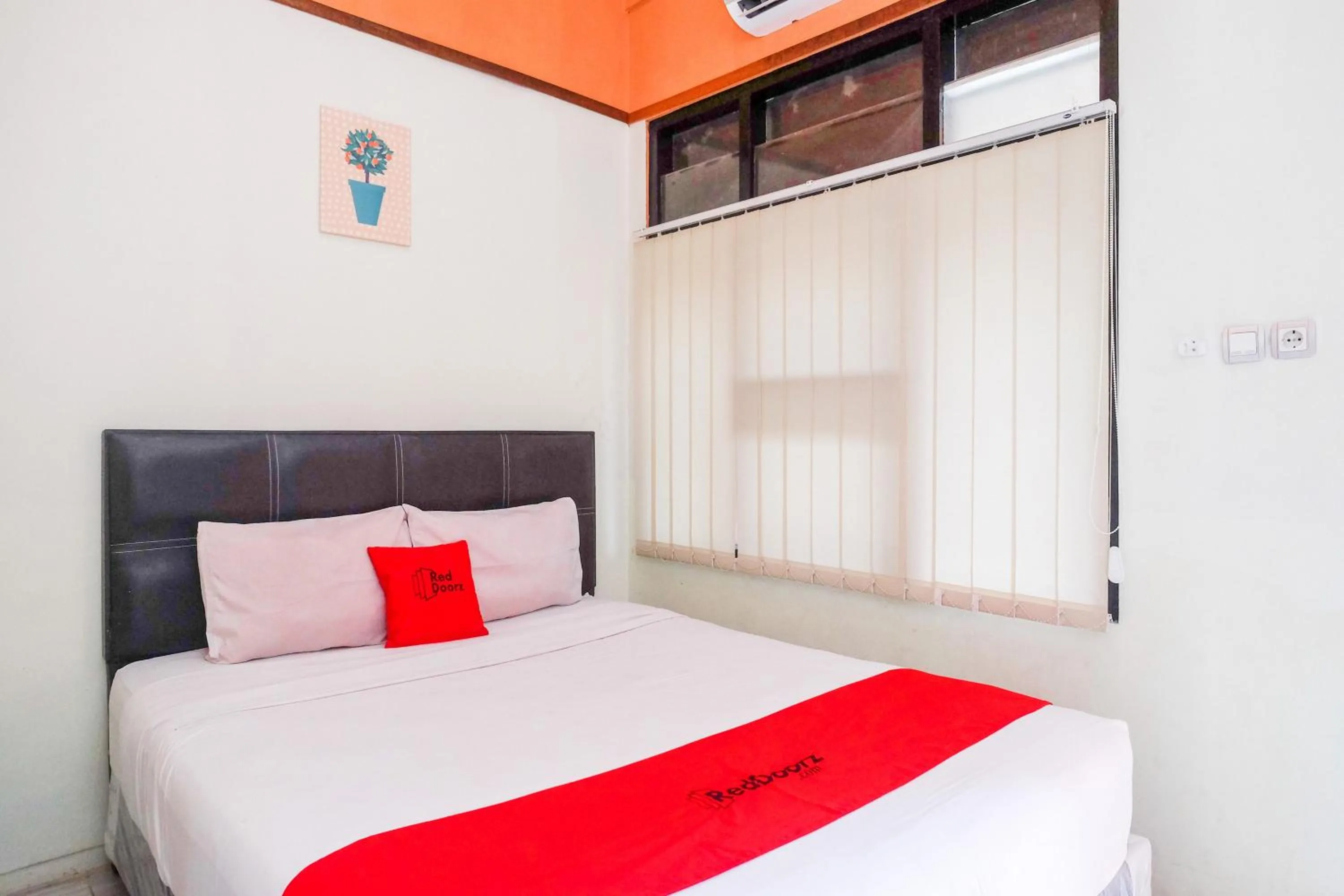 Bedroom, Bed in RedDoorz near Lotte Mart Maguwoharjo Yogyakarta