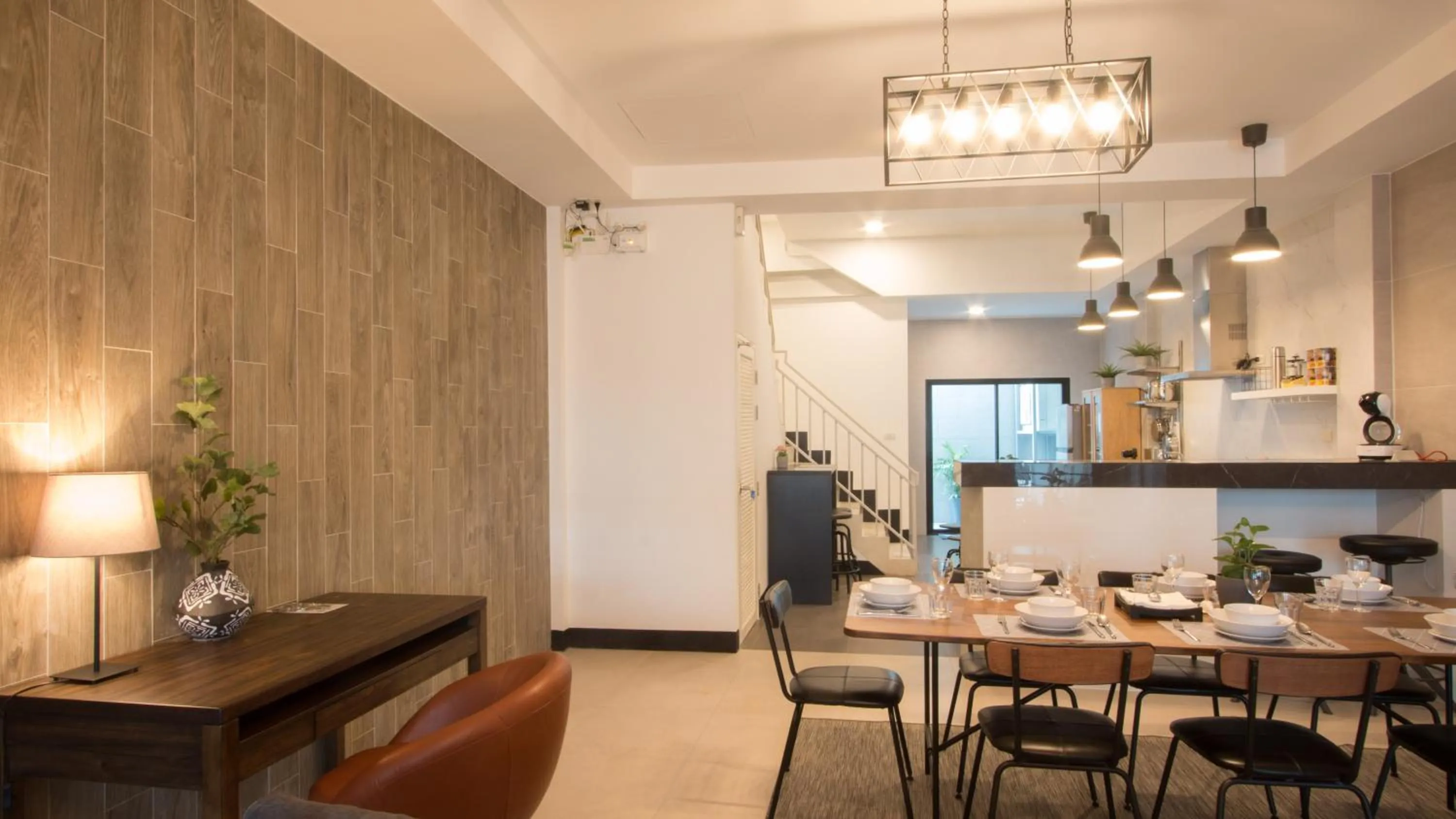 Restaurant/places to eat in Airee Premier Residence