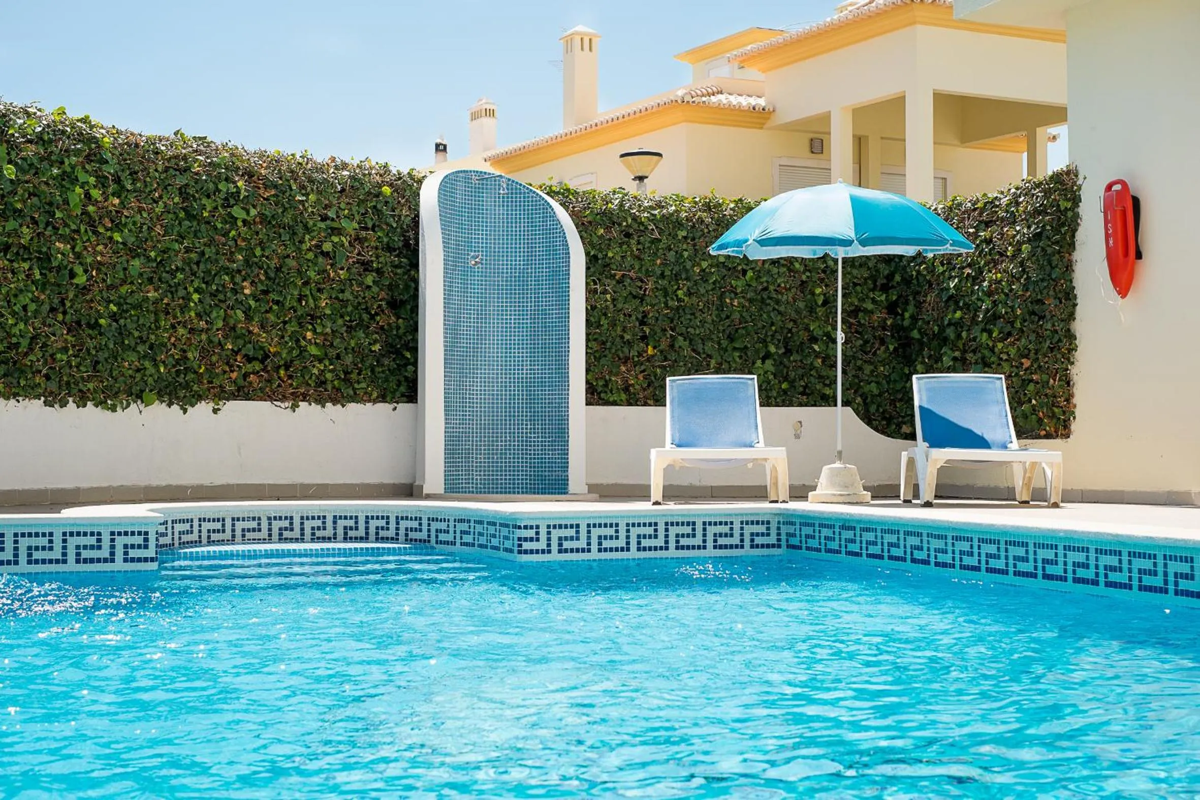 Swimming pool in Apartamentos Benvindo by Umbral