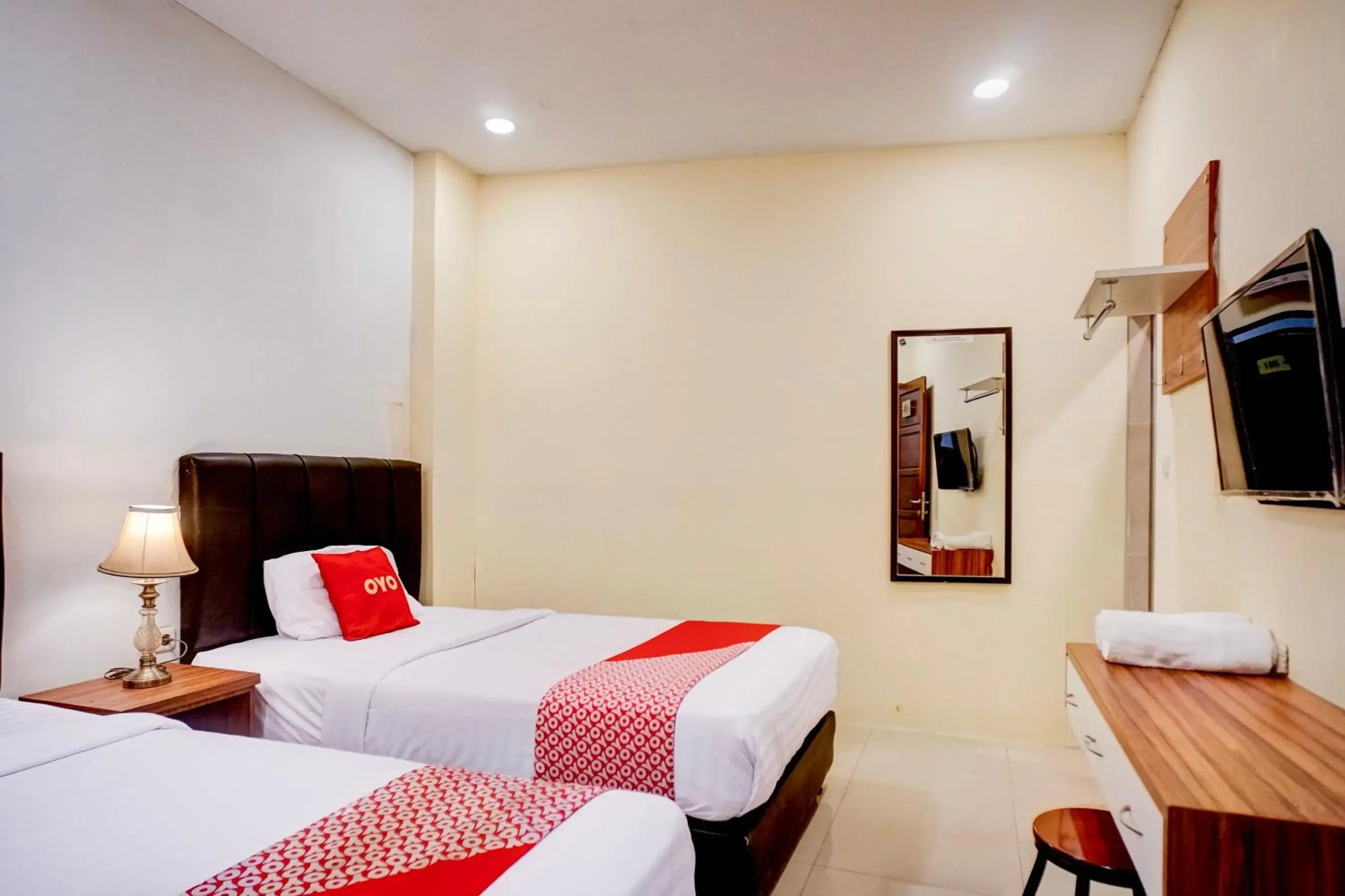 Deluxe Twin Room in Hotel O Medan City Near Sun Plaza Formerly Residence Anugrah Deluxe Twin Room in Hotel O Medan City Near Sun Plaza Formerly Residence Anugrah