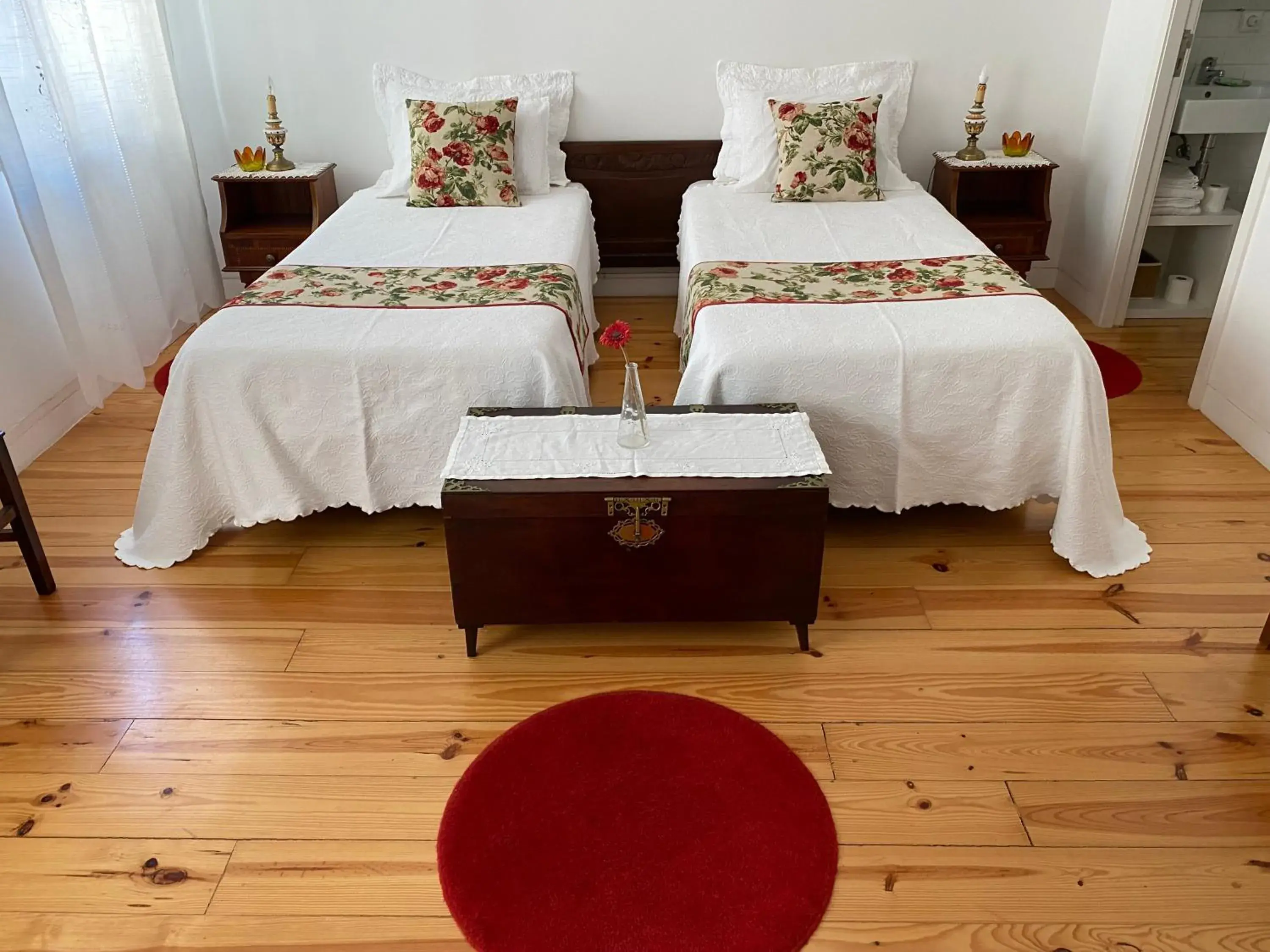 Standard Twin Room - Second Floor in Casa 45 Porto Standard Twin Room - Second Floor in Casa 45 Porto