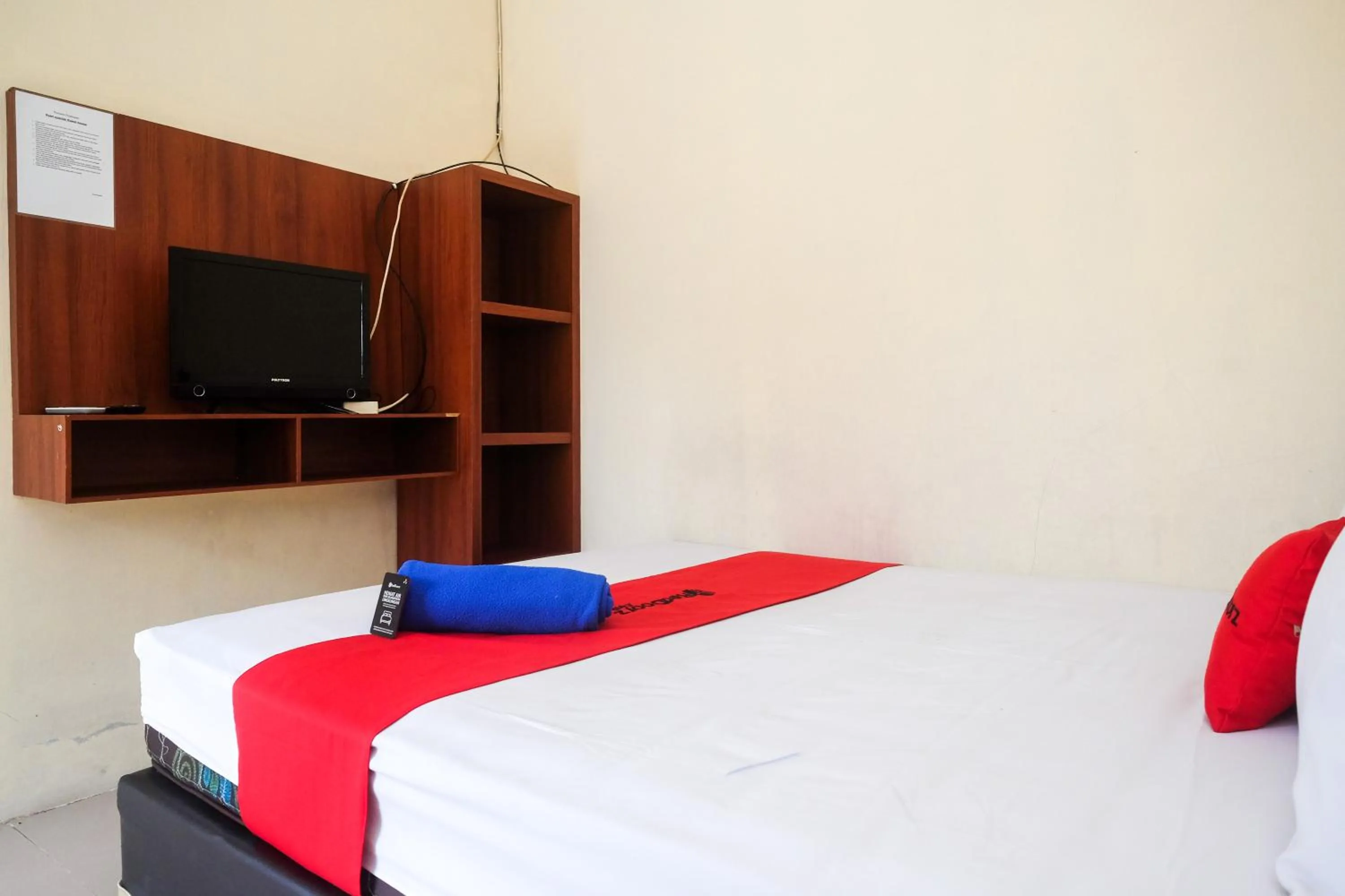 Bedroom, Bed in RedDoorz at Putri Syariah Brebes