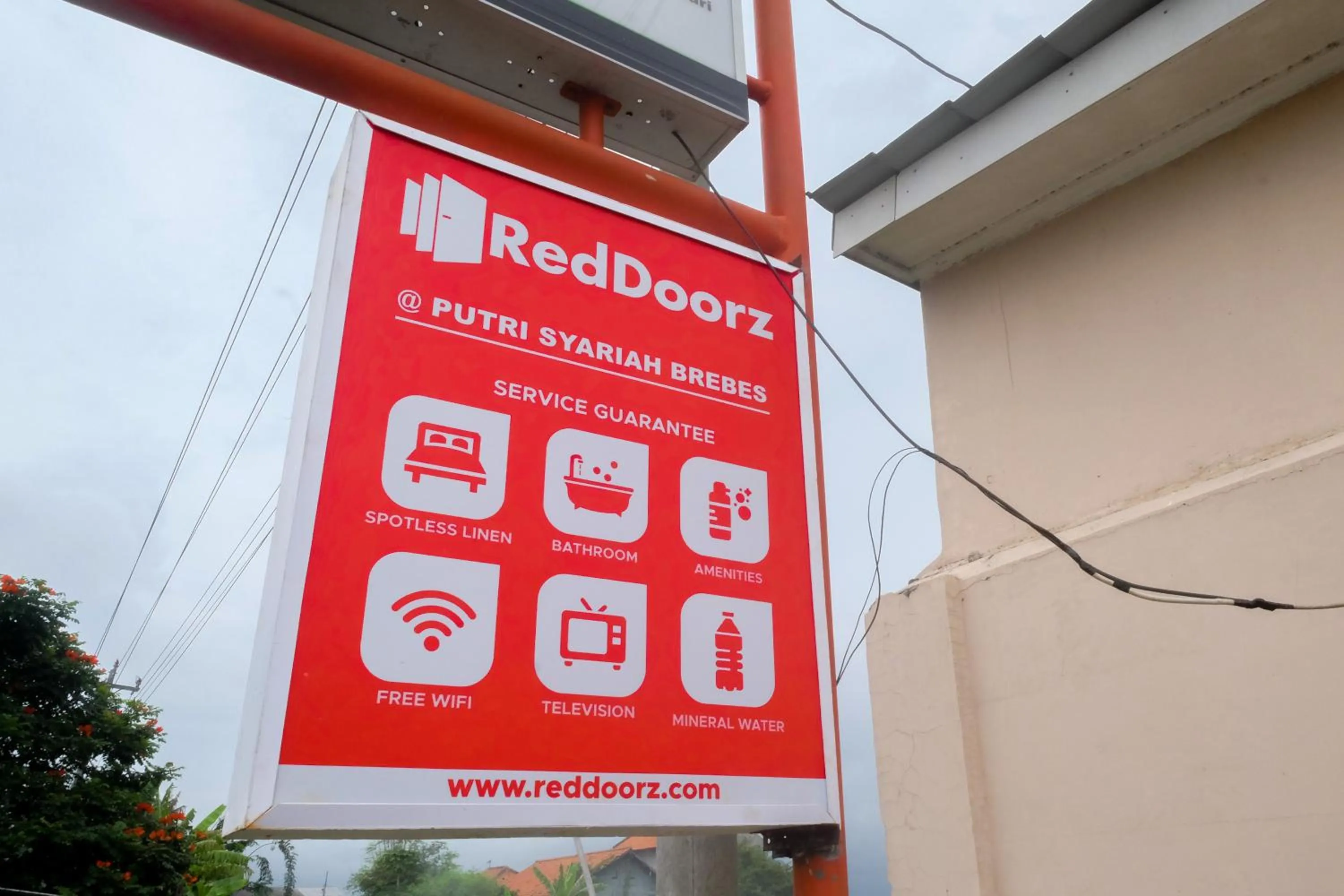 Property logo or sign in RedDoorz at Putri Syariah Brebes