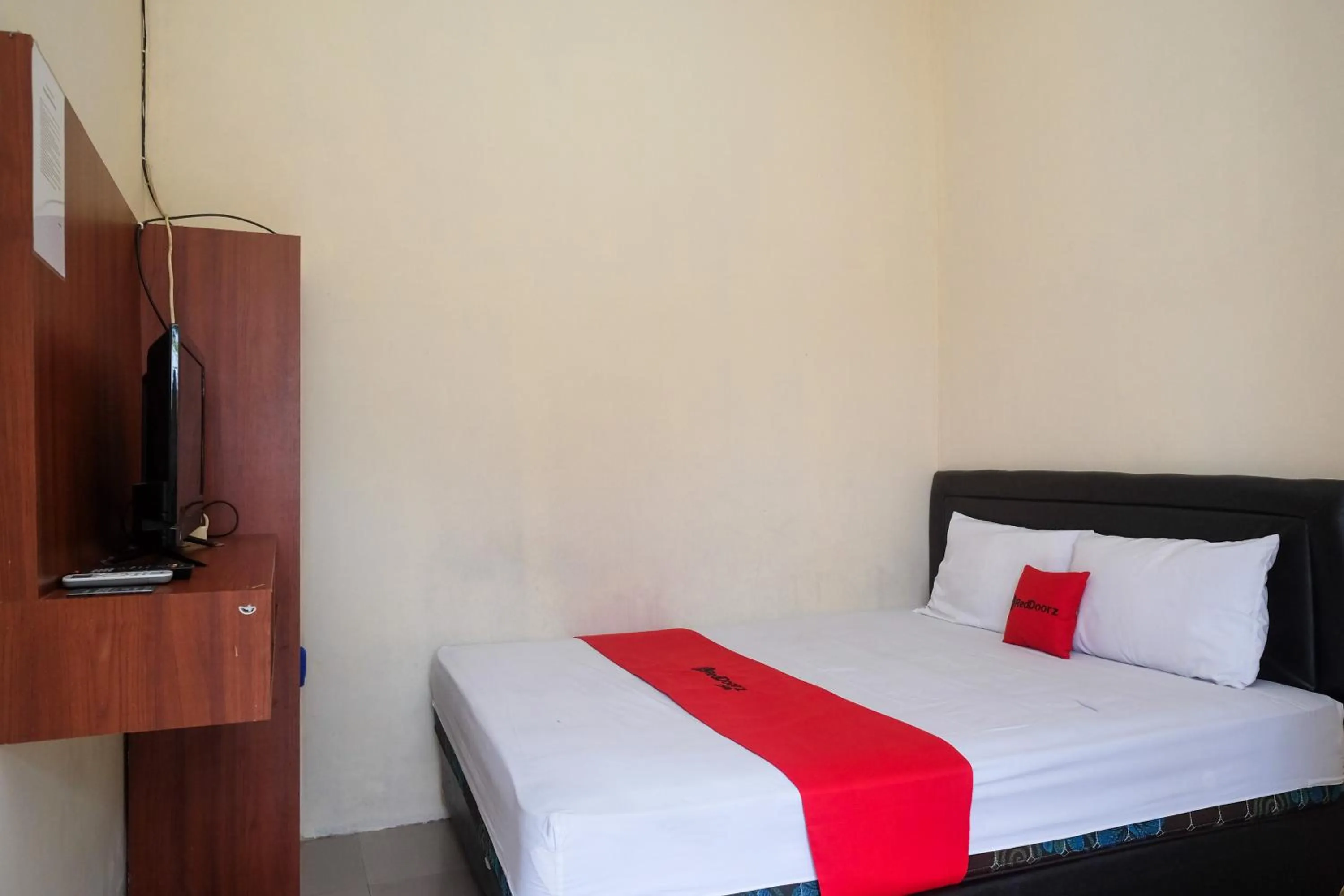 Bed in RedDoorz at Putri Syariah Brebes