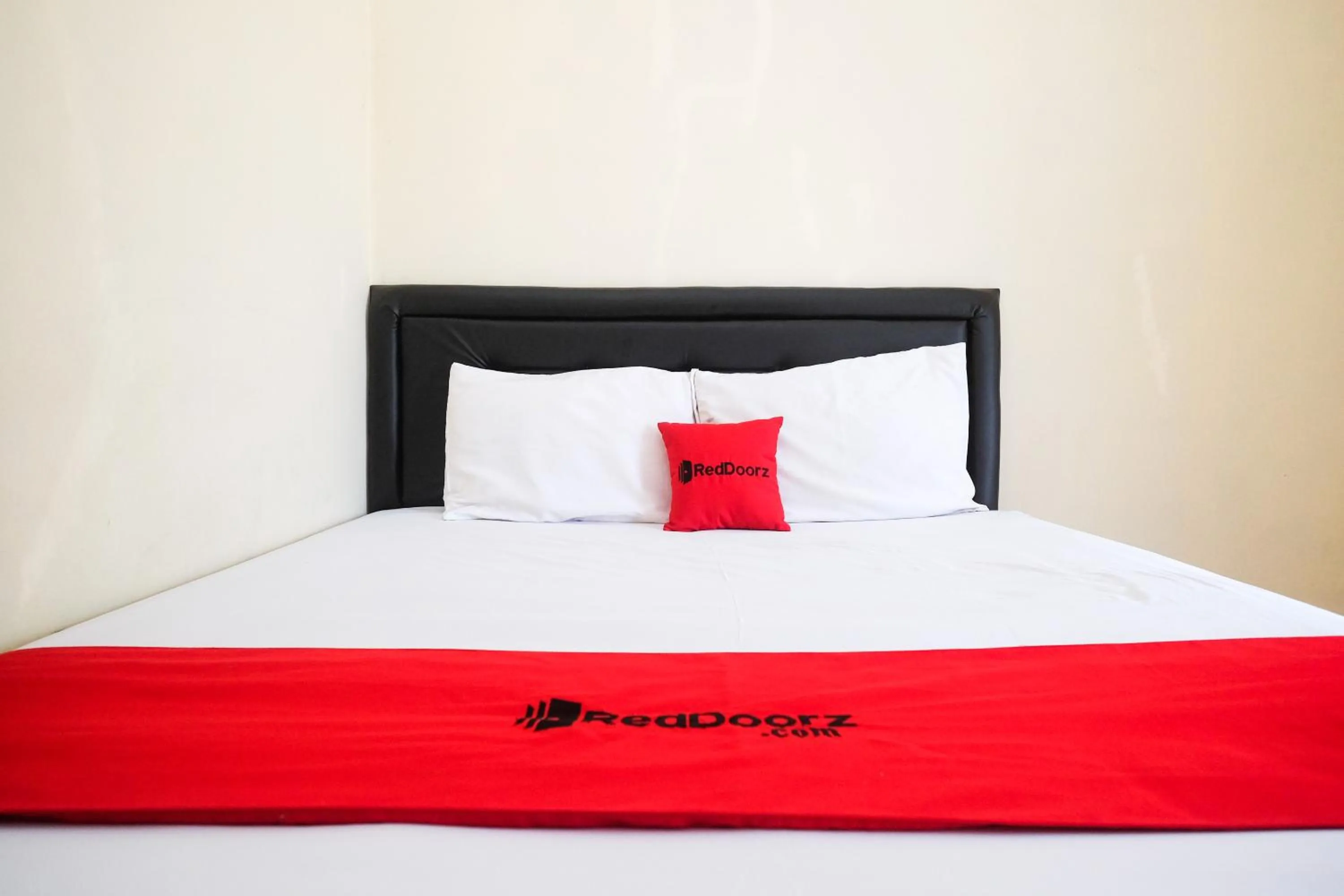 Bedroom, Bed in RedDoorz at Putri Syariah Brebes