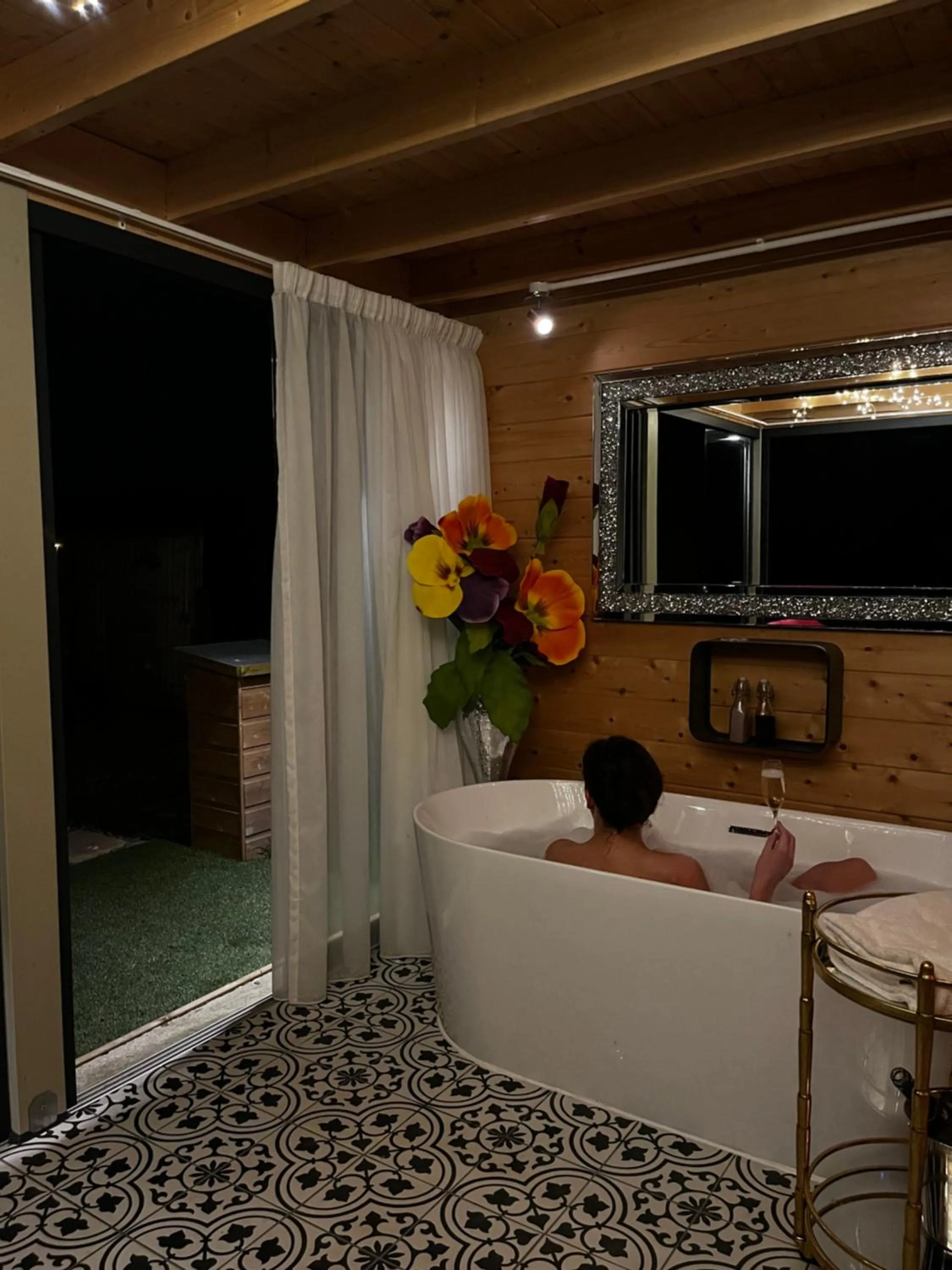 Open Air Bath in Dunroamin Lodges