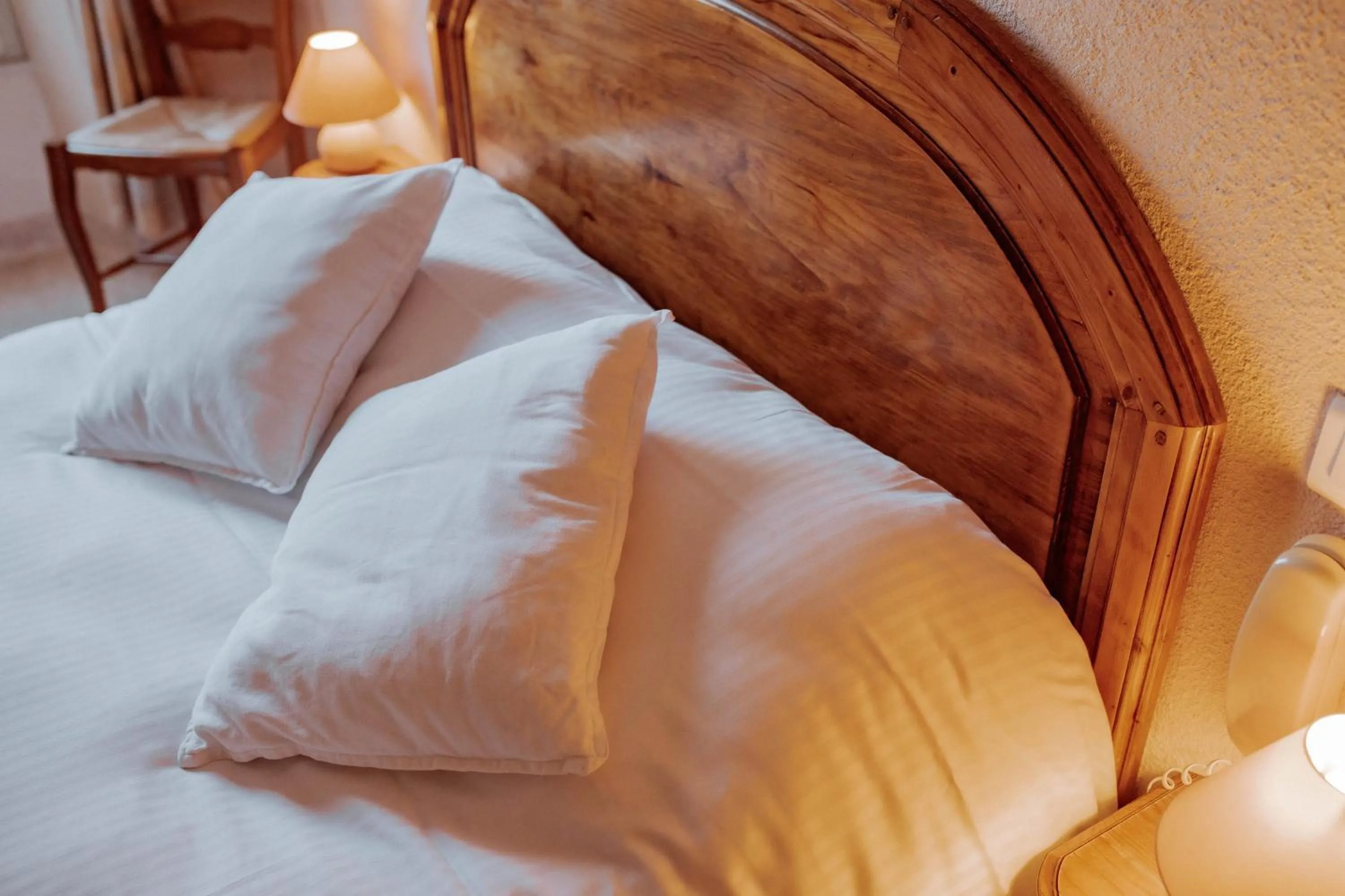 Bedroom, Bed in Hôtel De France