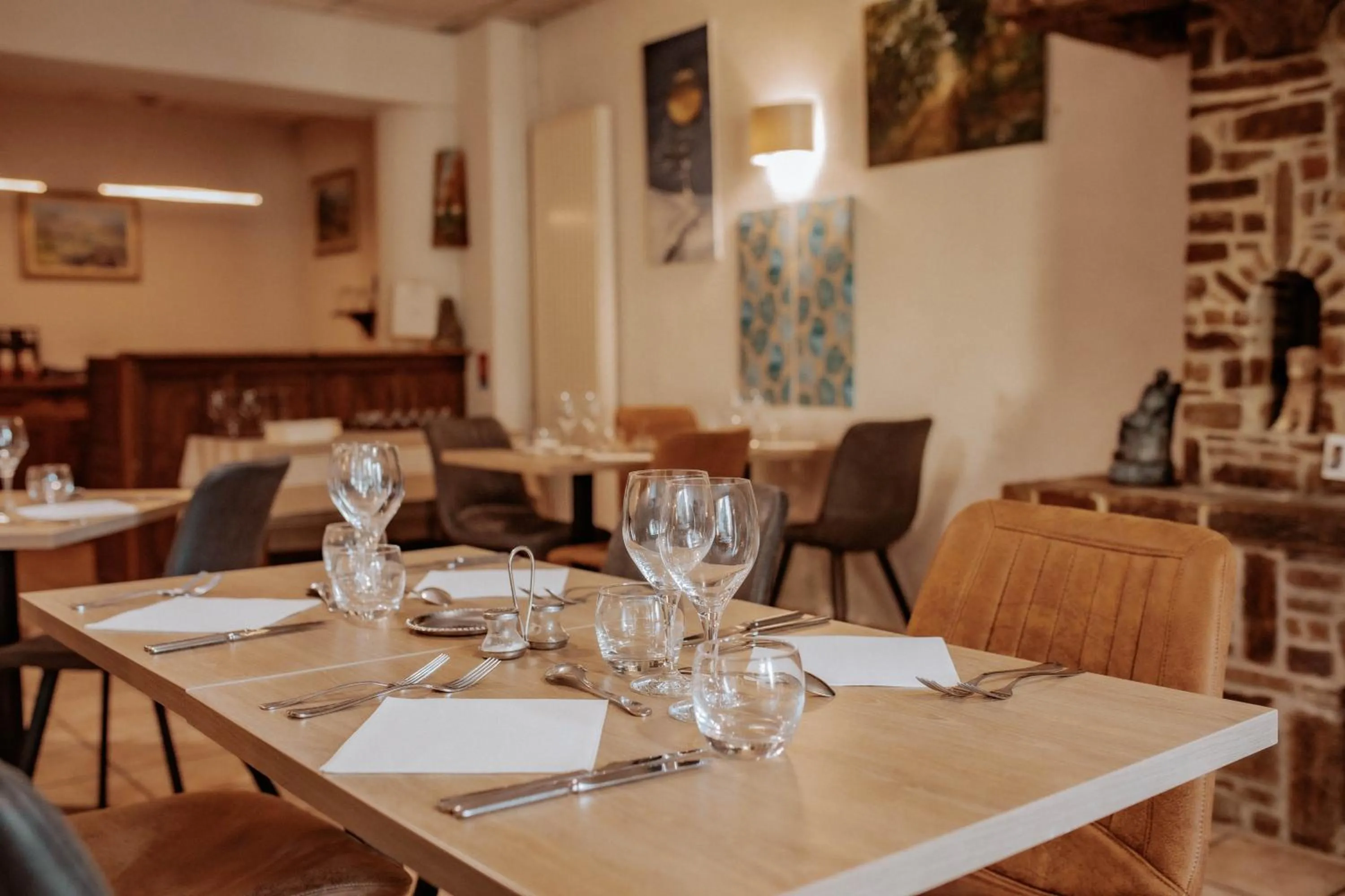 Restaurant/places to eat in Hôtel De France