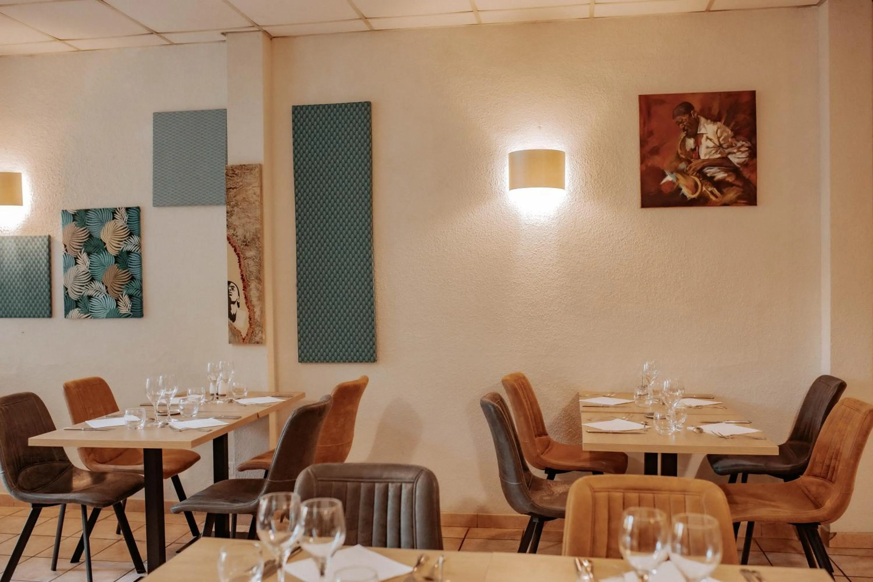 Restaurant/places to eat in Hôtel De France