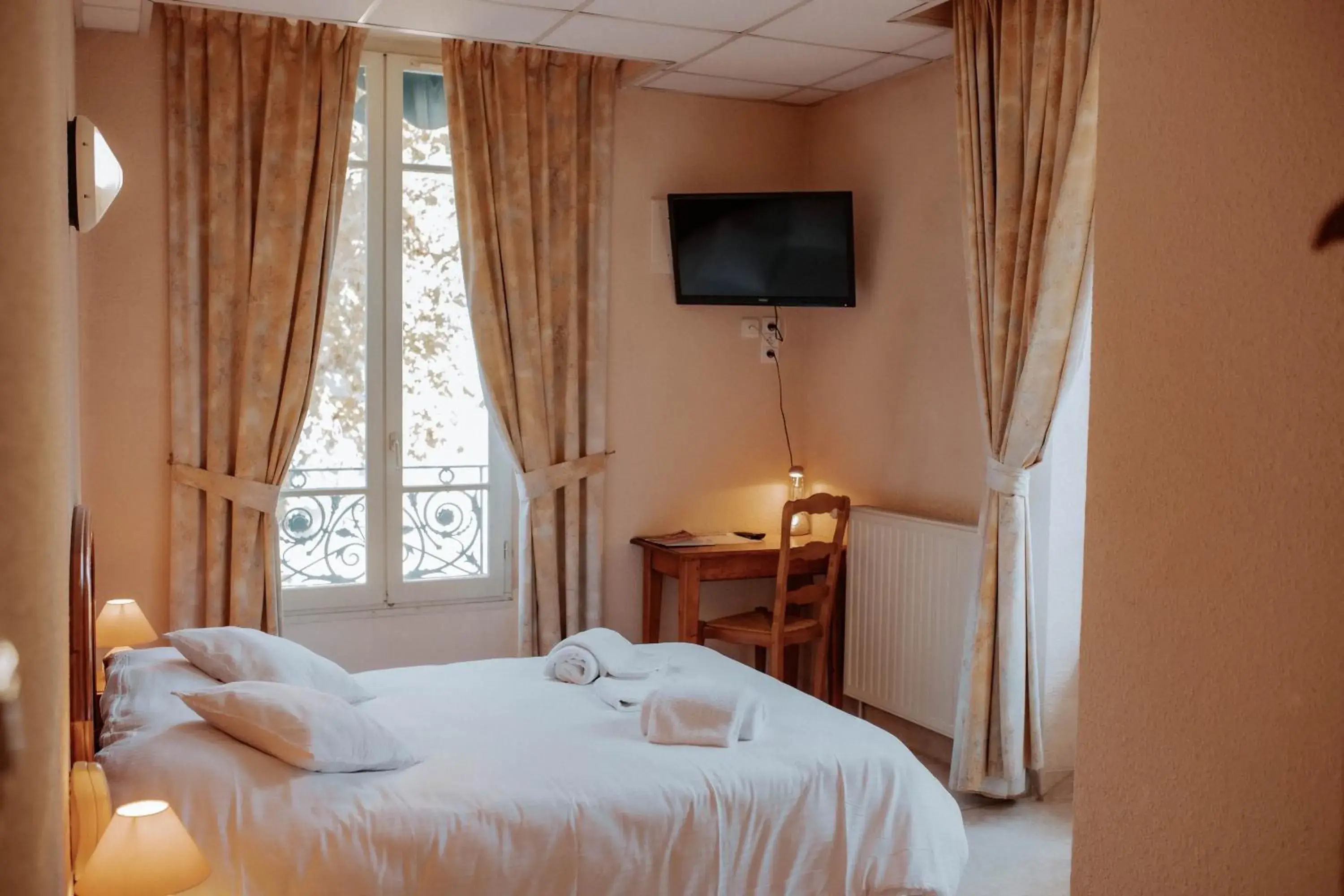 Deluxe Triple Room in Hôtel De France Deluxe Triple Room in Hôtel De France