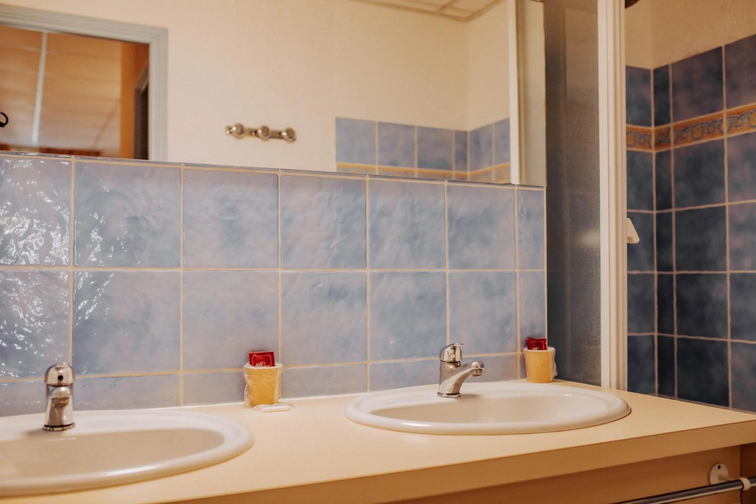 Bathroom in Hôtel De France