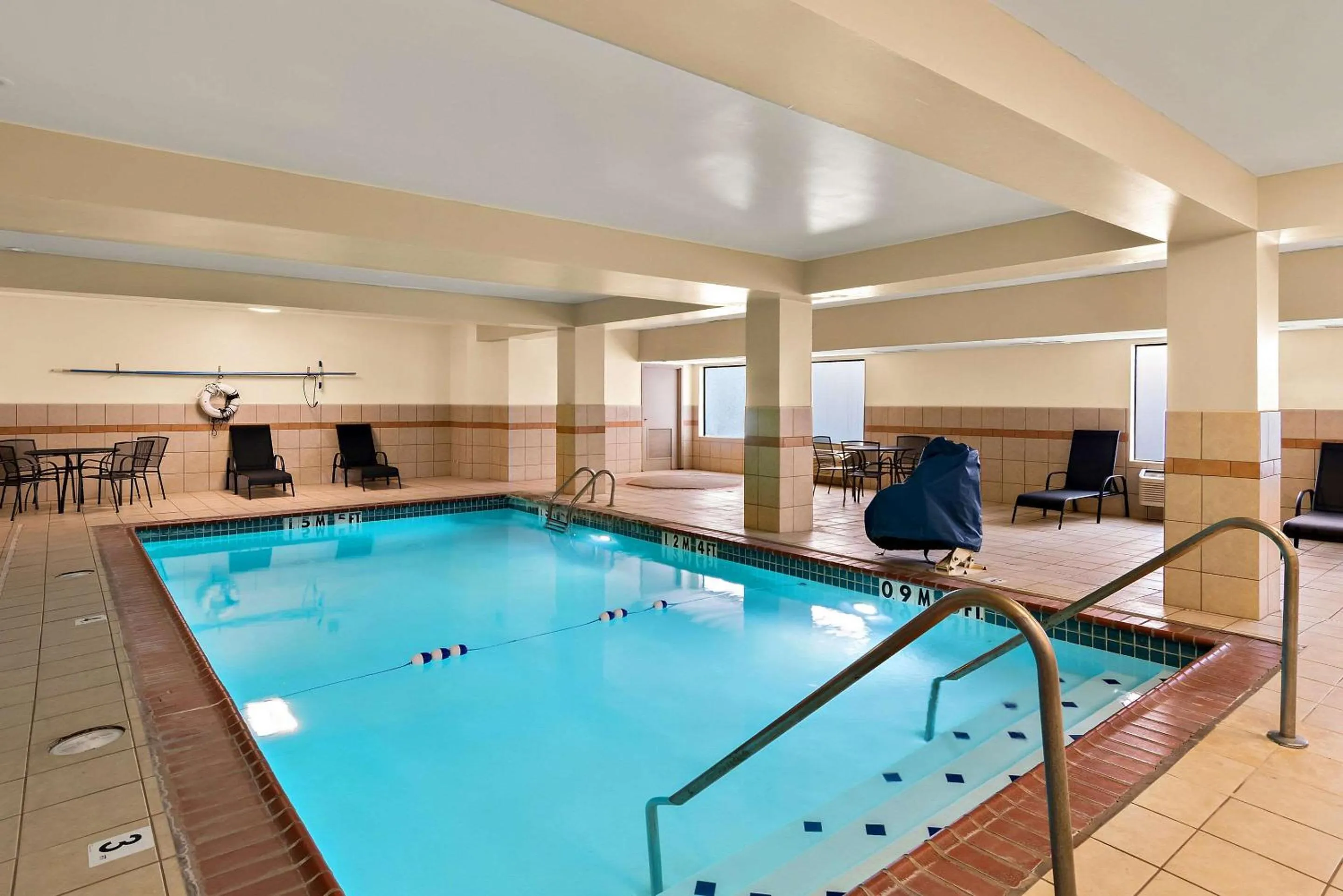 Swimming pool in Quality Inn Memphis Northeast near I-40