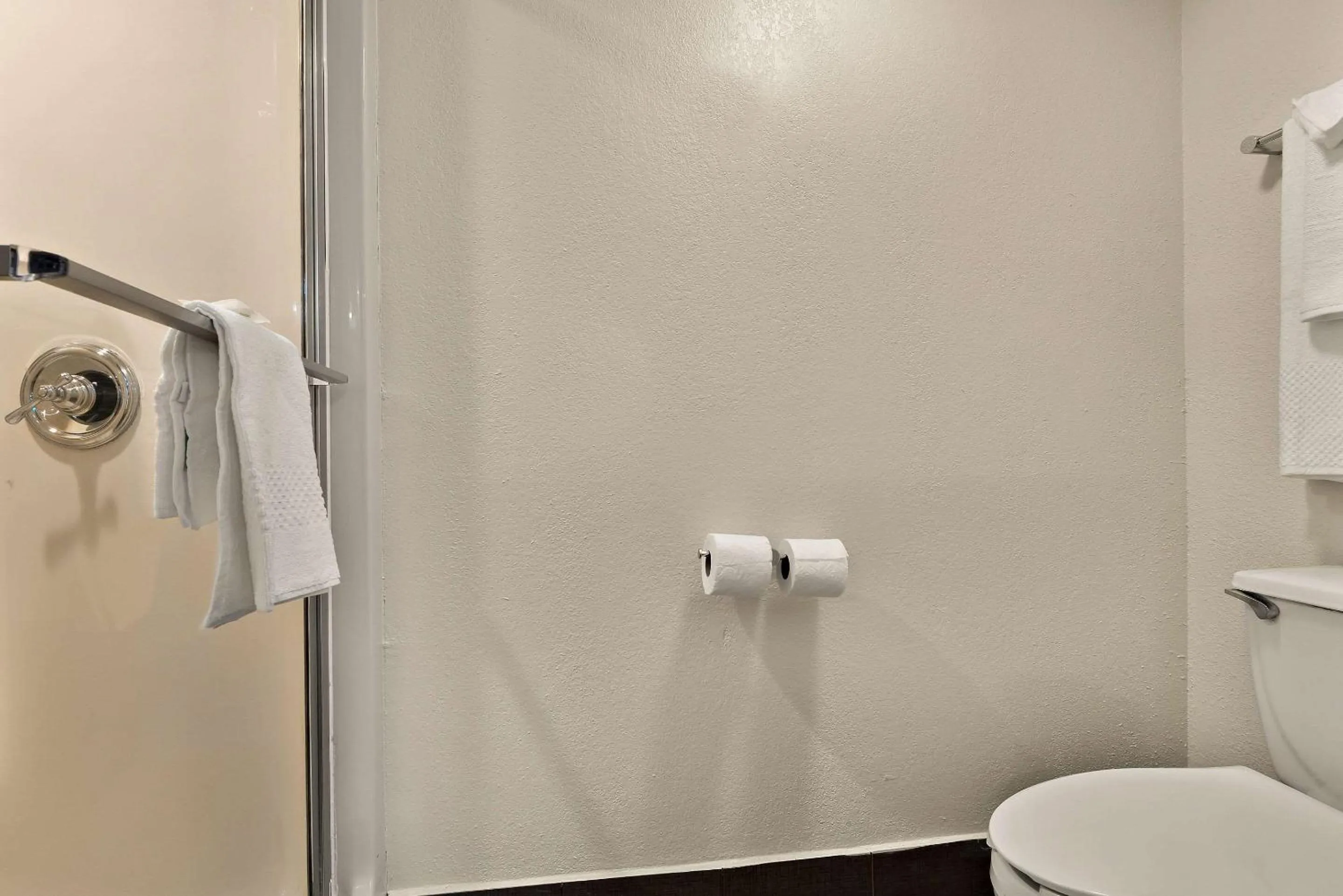 Bedroom in Quality Inn Memphis Northeast near I-40