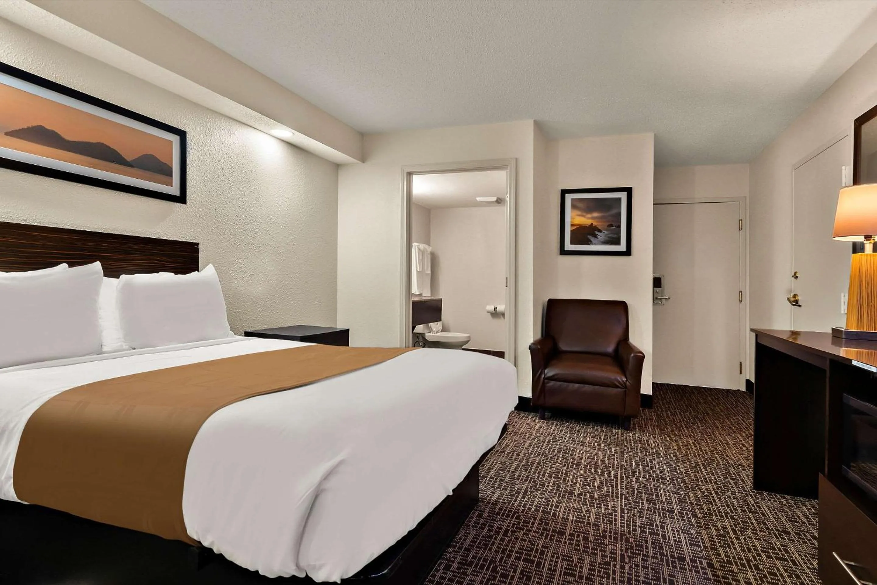 Bedroom in Quality Inn Memphis Northeast near I-40