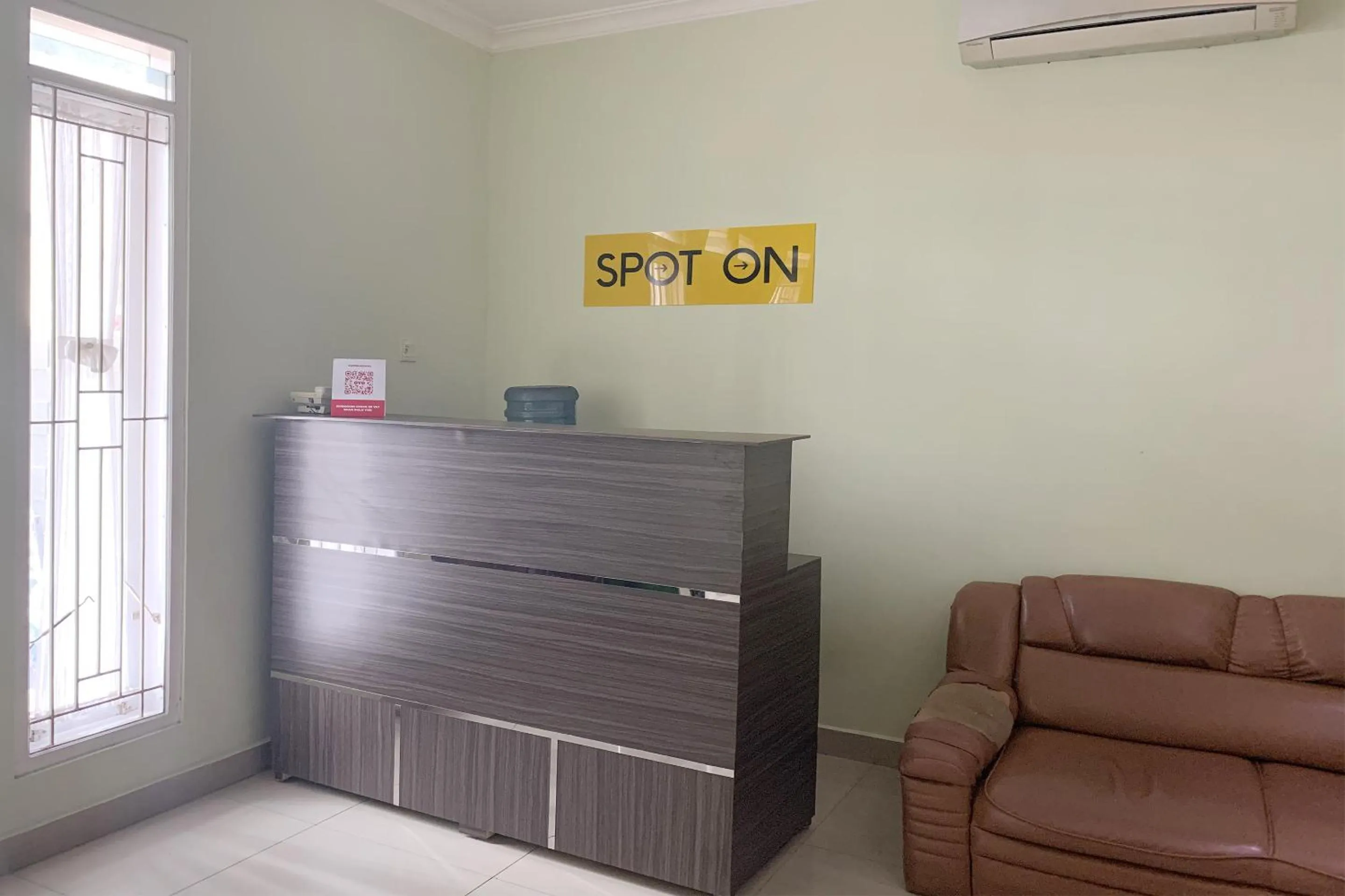 Lobby or reception in RedDoorz Syariah Near Jam Gadang Bukit tinggi 2