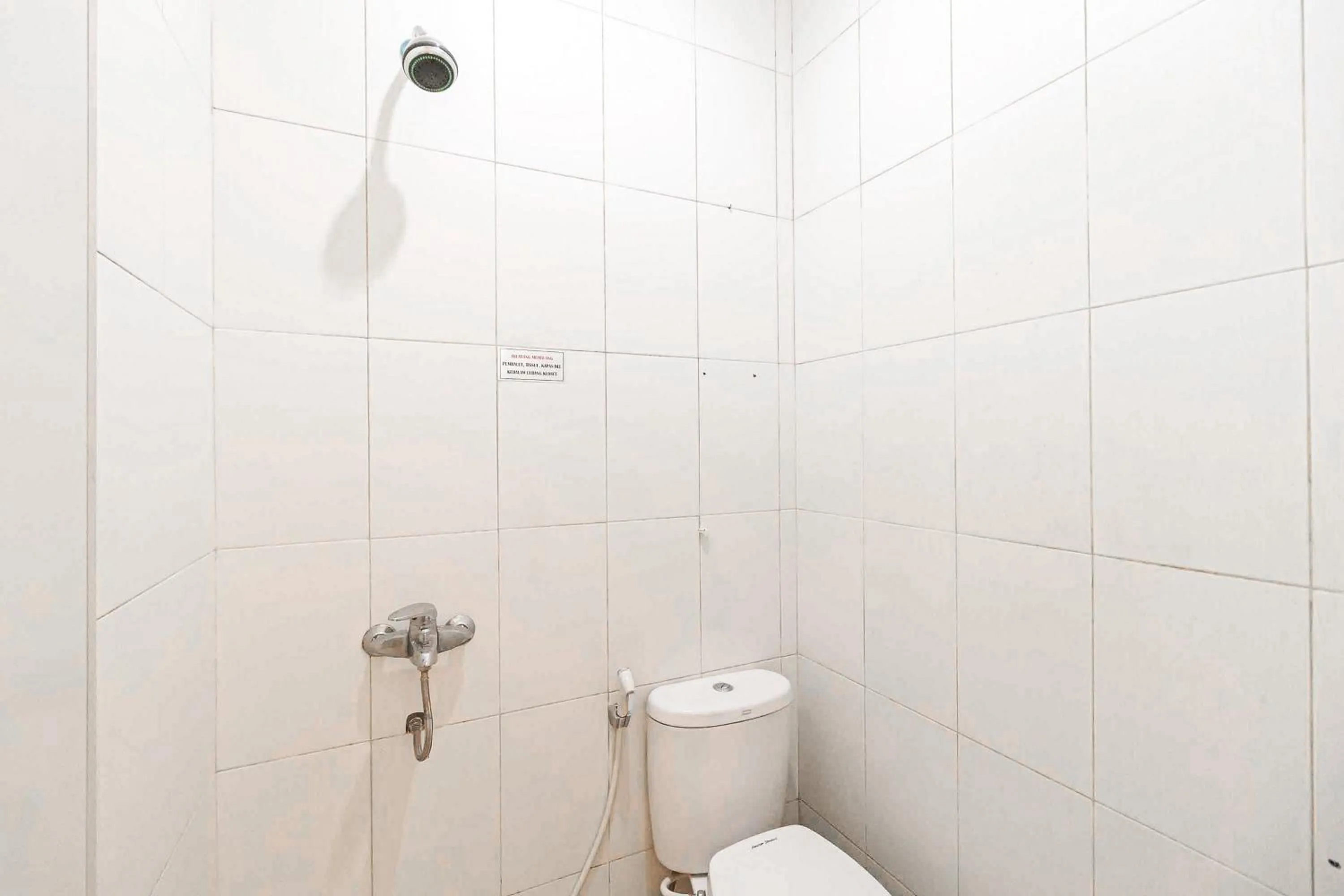 Bathroom in RedDoorz Syariah Near Jam Gadang Bukit tinggi 2