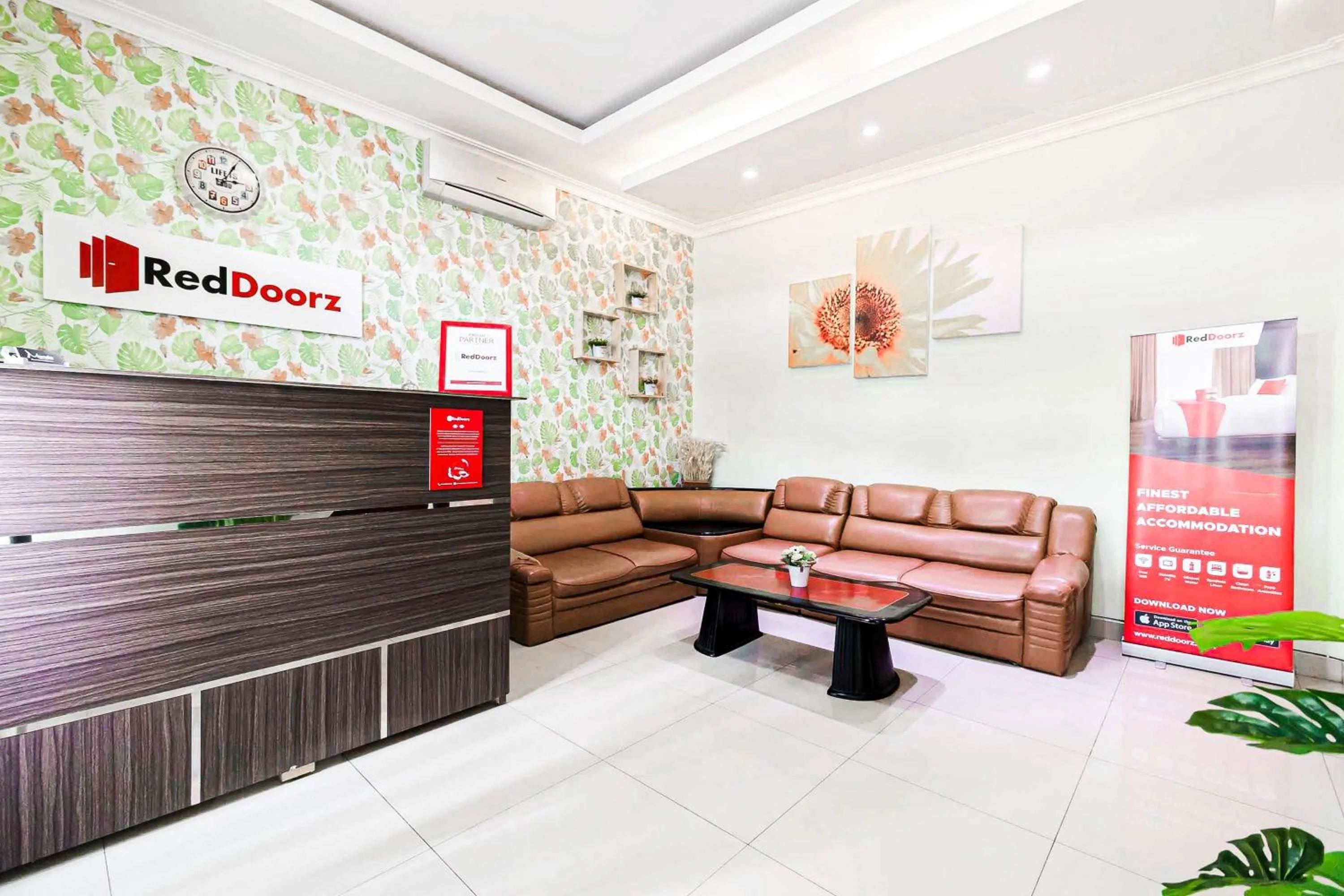 Lobby or reception in RedDoorz Syariah Near Jam Gadang Bukit tinggi 2