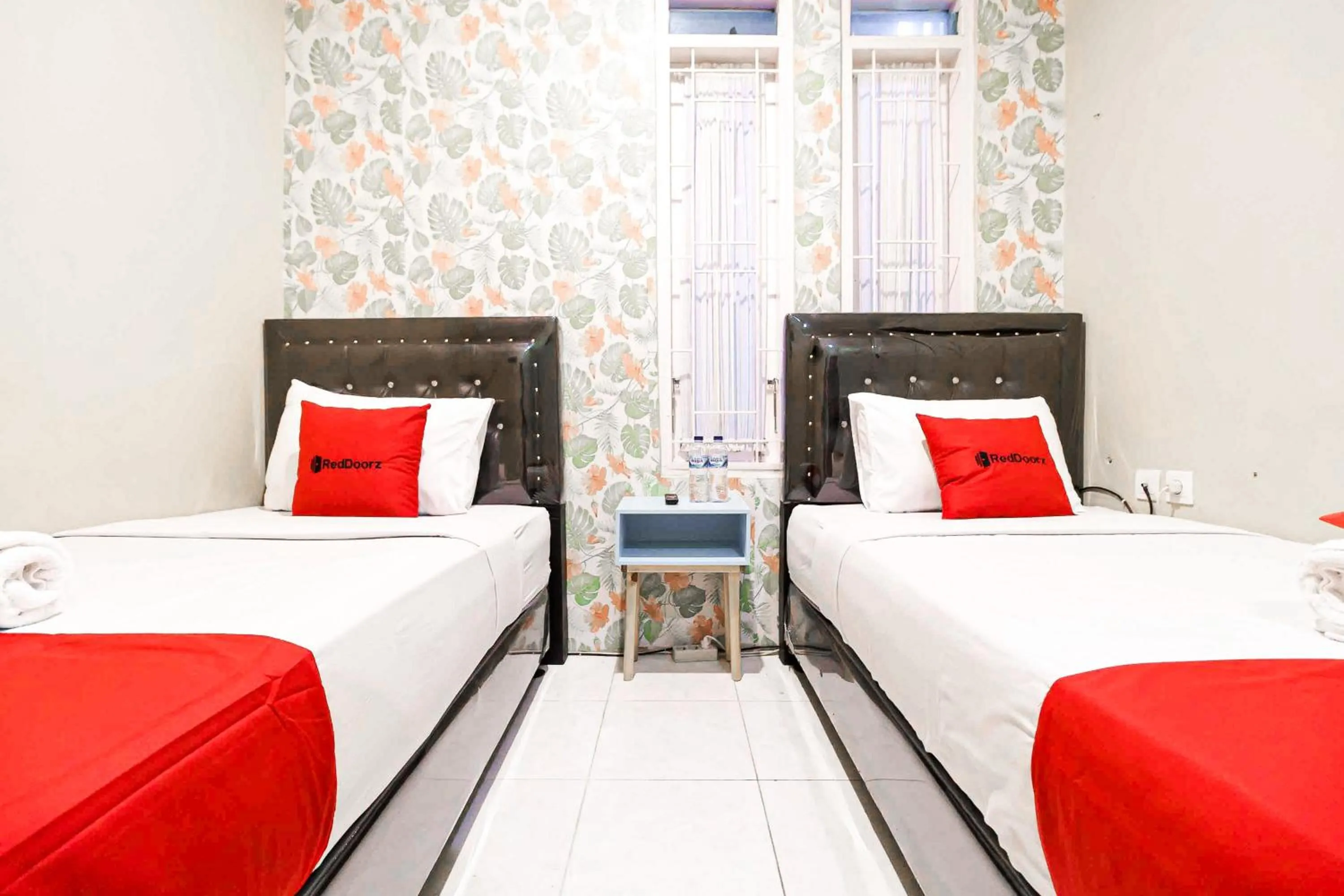 Bedroom, Bed in RedDoorz Syariah Near Jam Gadang Bukit tinggi 2