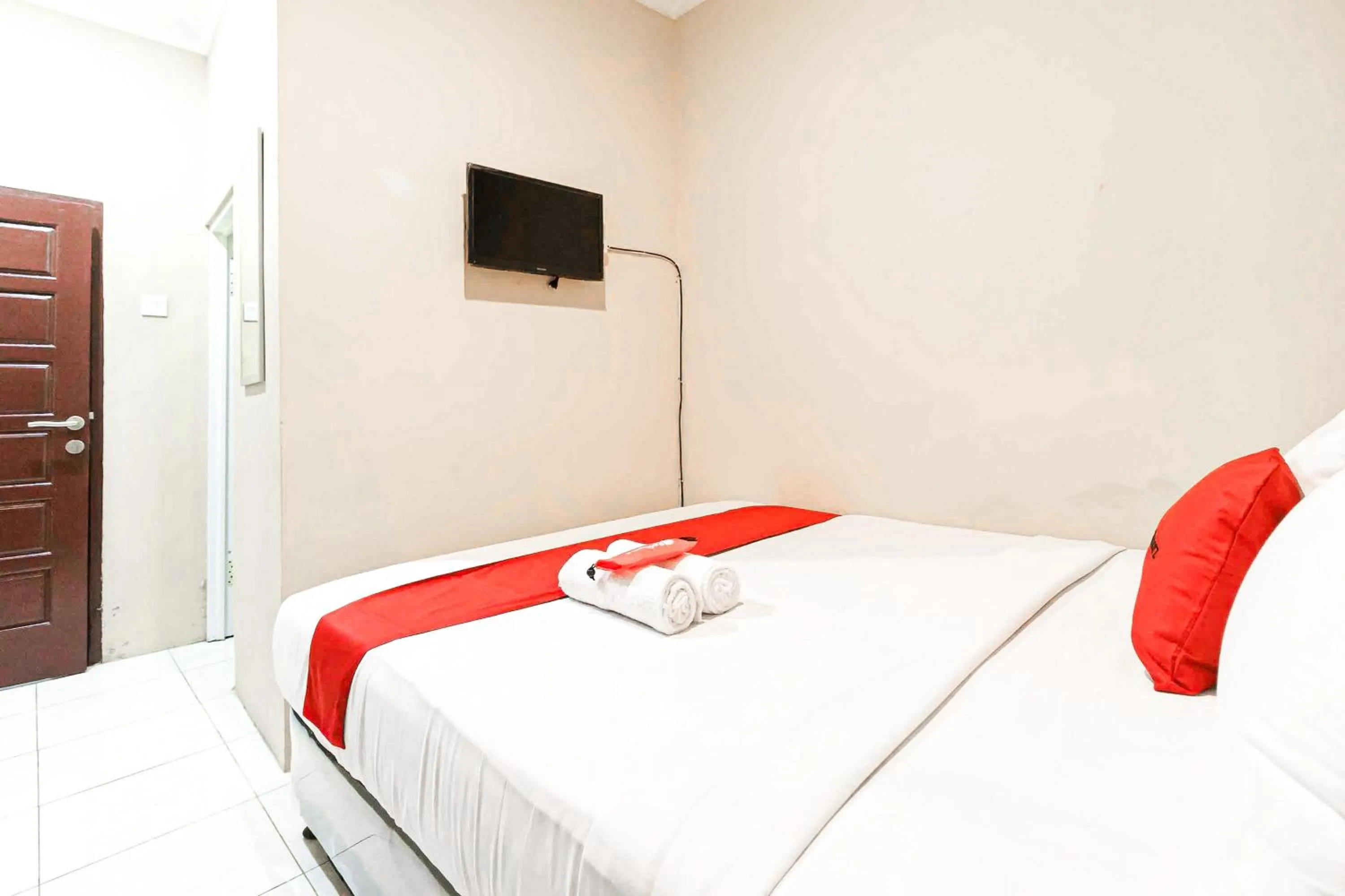 Bedroom, Bed in RedDoorz Syariah Near Jam Gadang Bukit tinggi 2