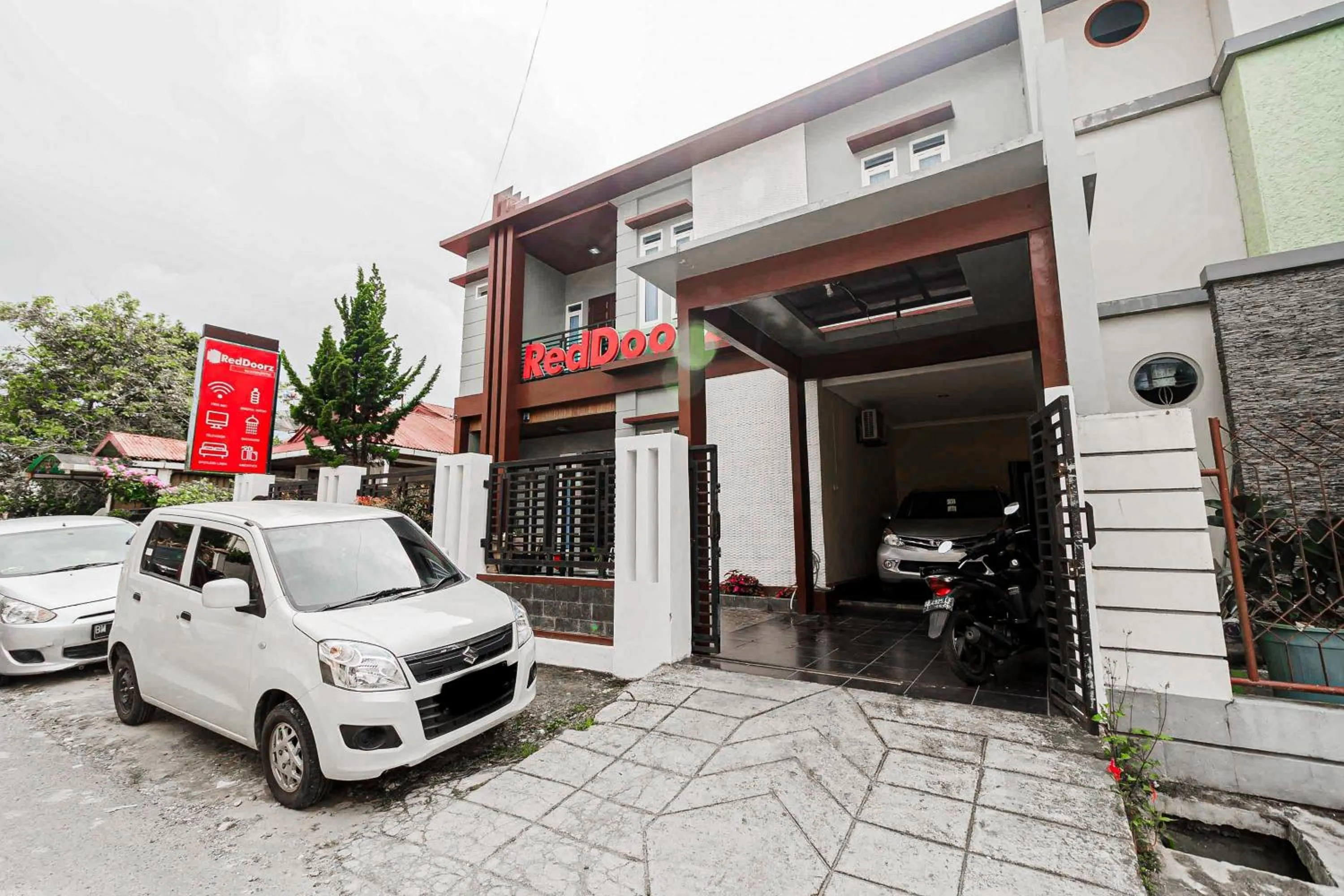 Facade/entrance in RedDoorz Syariah Near Jam Gadang Bukit tinggi 2