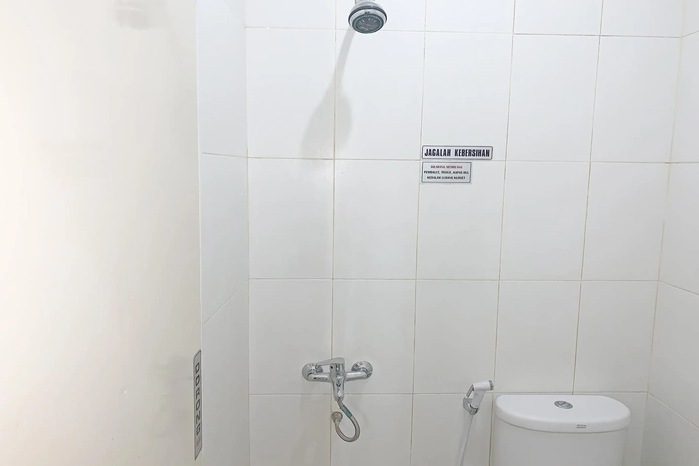 Bathroom in RedDoorz Syariah Near Jam Gadang Bukit tinggi 2