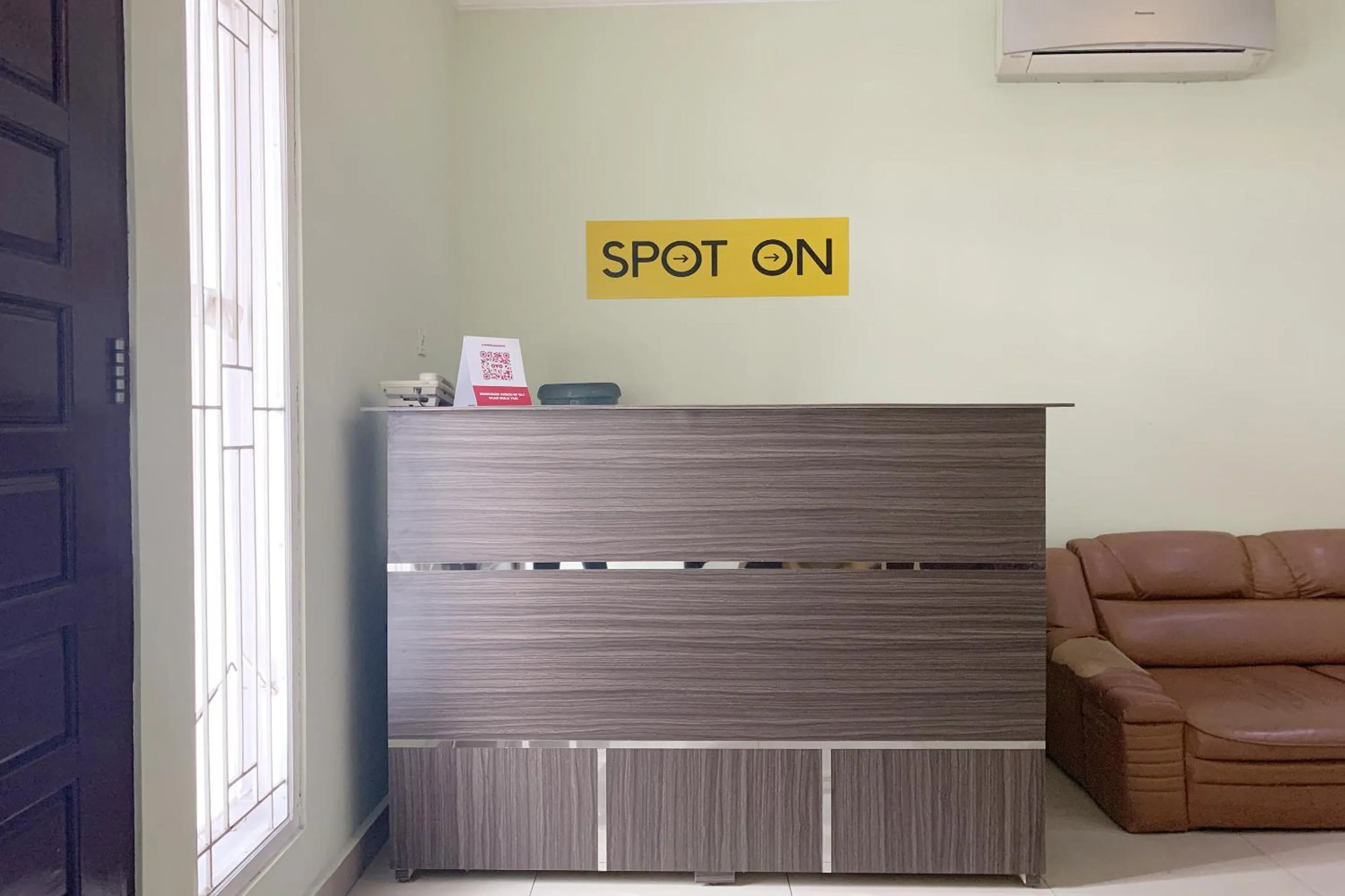 Lobby or reception in RedDoorz Syariah Near Jam Gadang Bukit tinggi 2