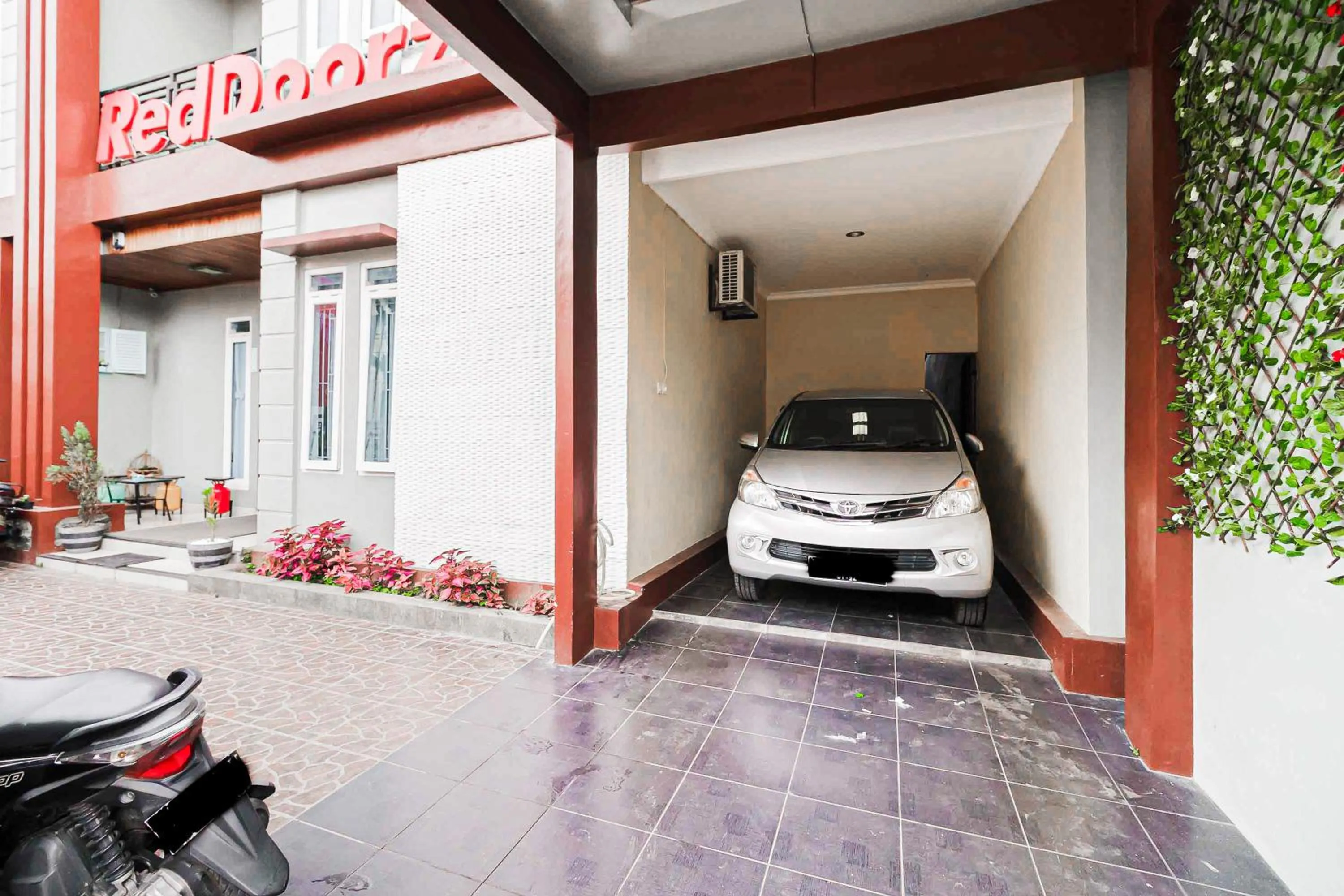 Parking in RedDoorz Syariah Near Jam Gadang Bukit tinggi 2