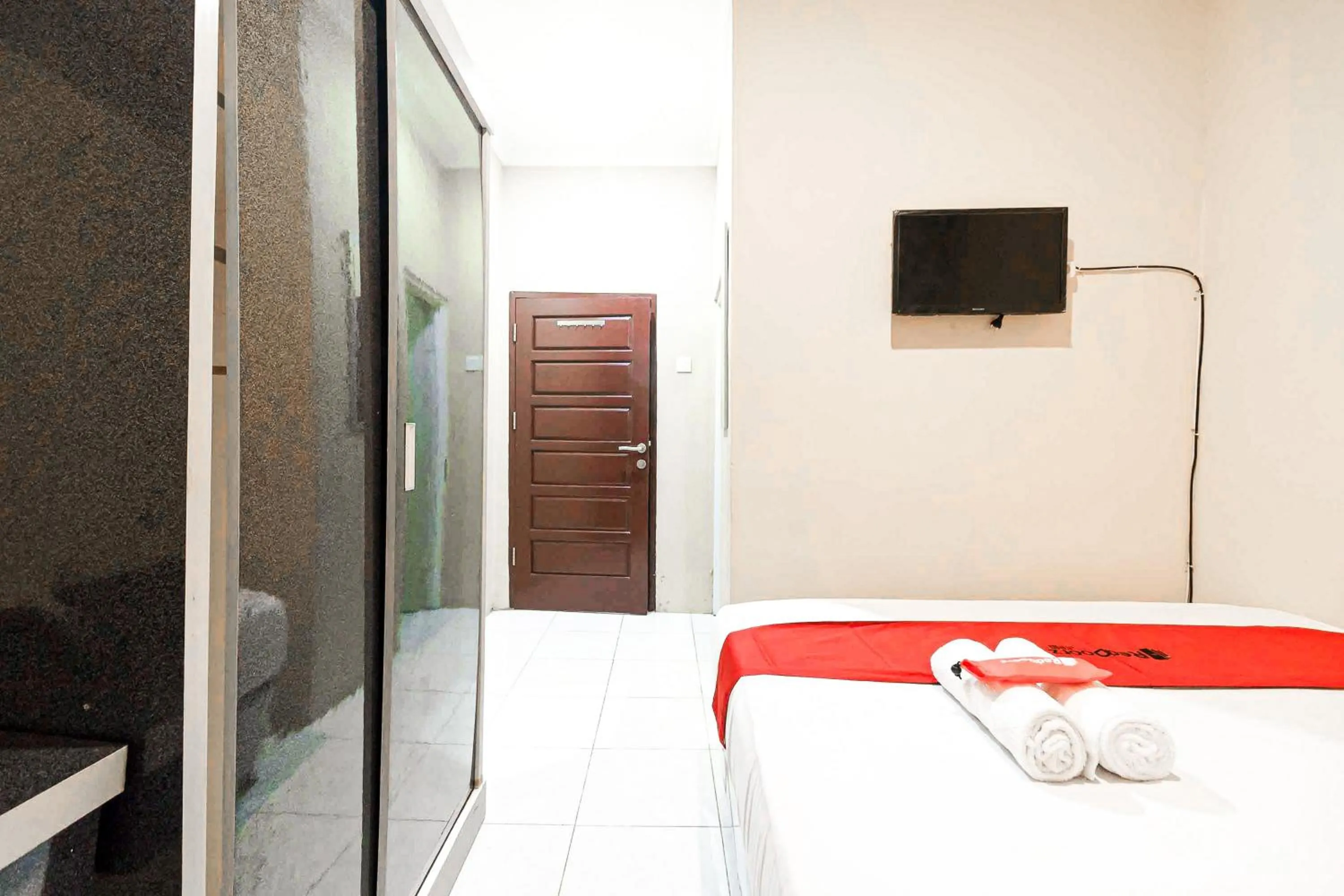 Bedroom, Bed in RedDoorz Syariah Near Jam Gadang Bukit tinggi 2