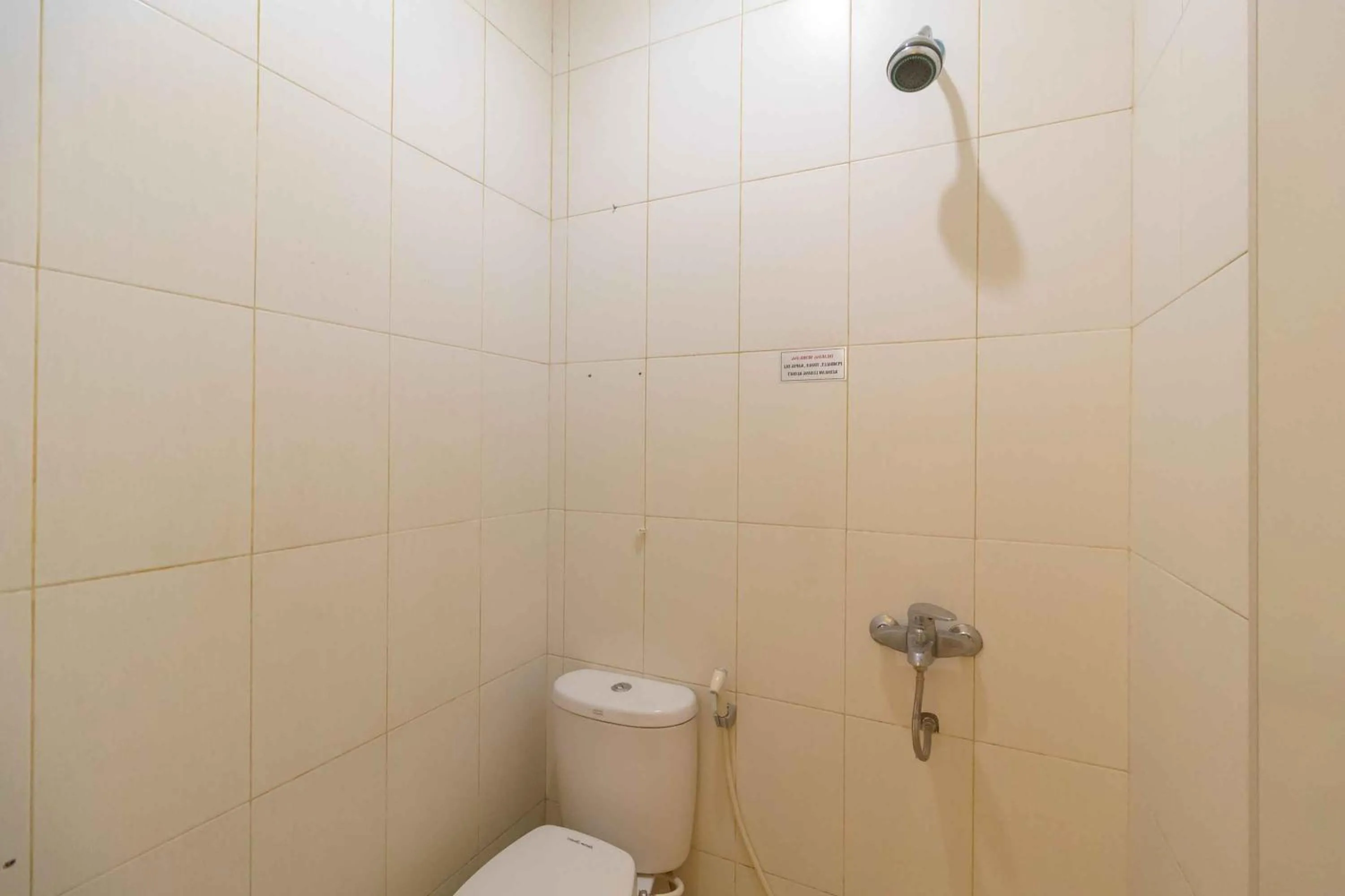 Bathroom in RedDoorz Syariah Near Jam Gadang Bukit tinggi 2