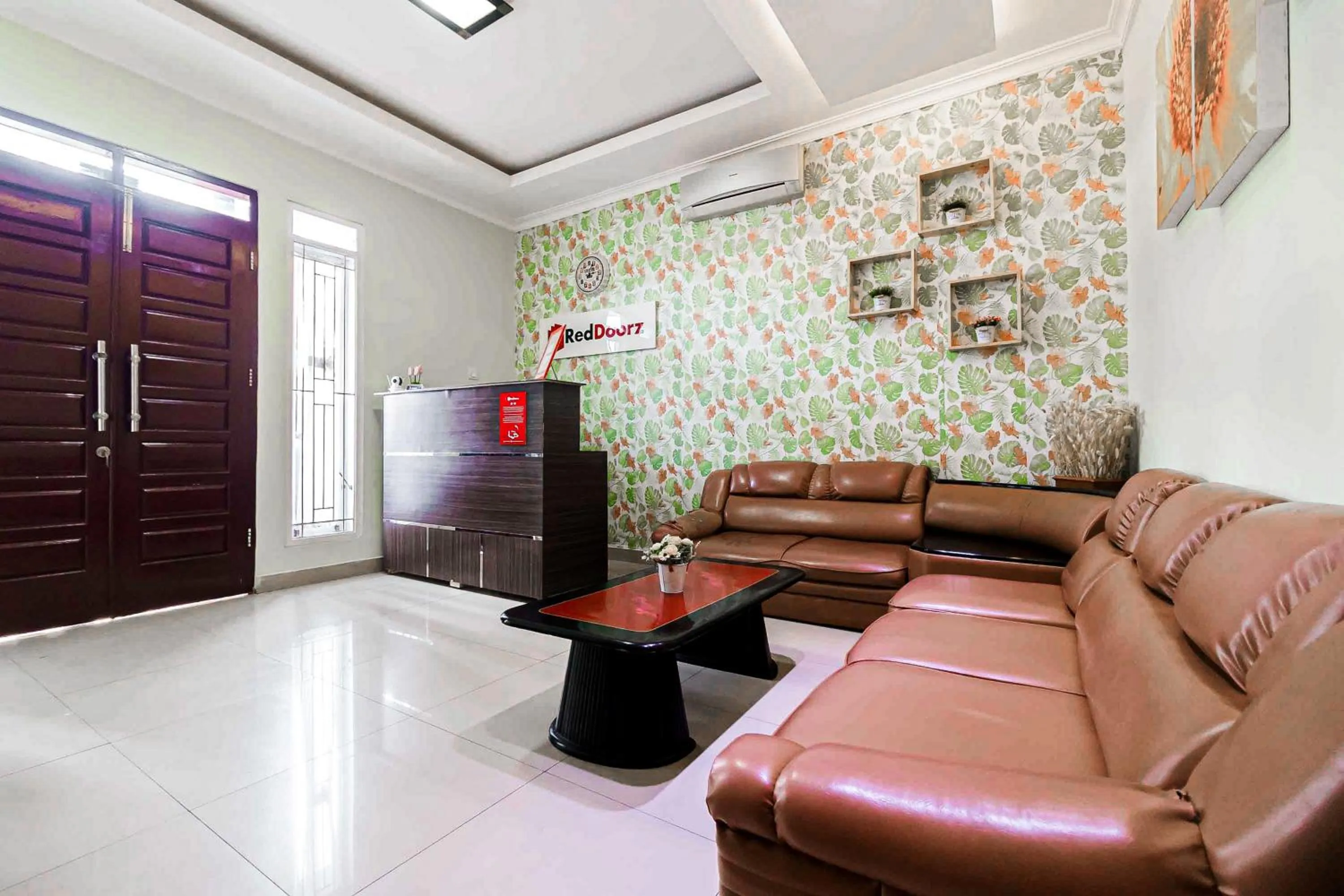 Seating area in RedDoorz Syariah Near Jam Gadang Bukit tinggi 2