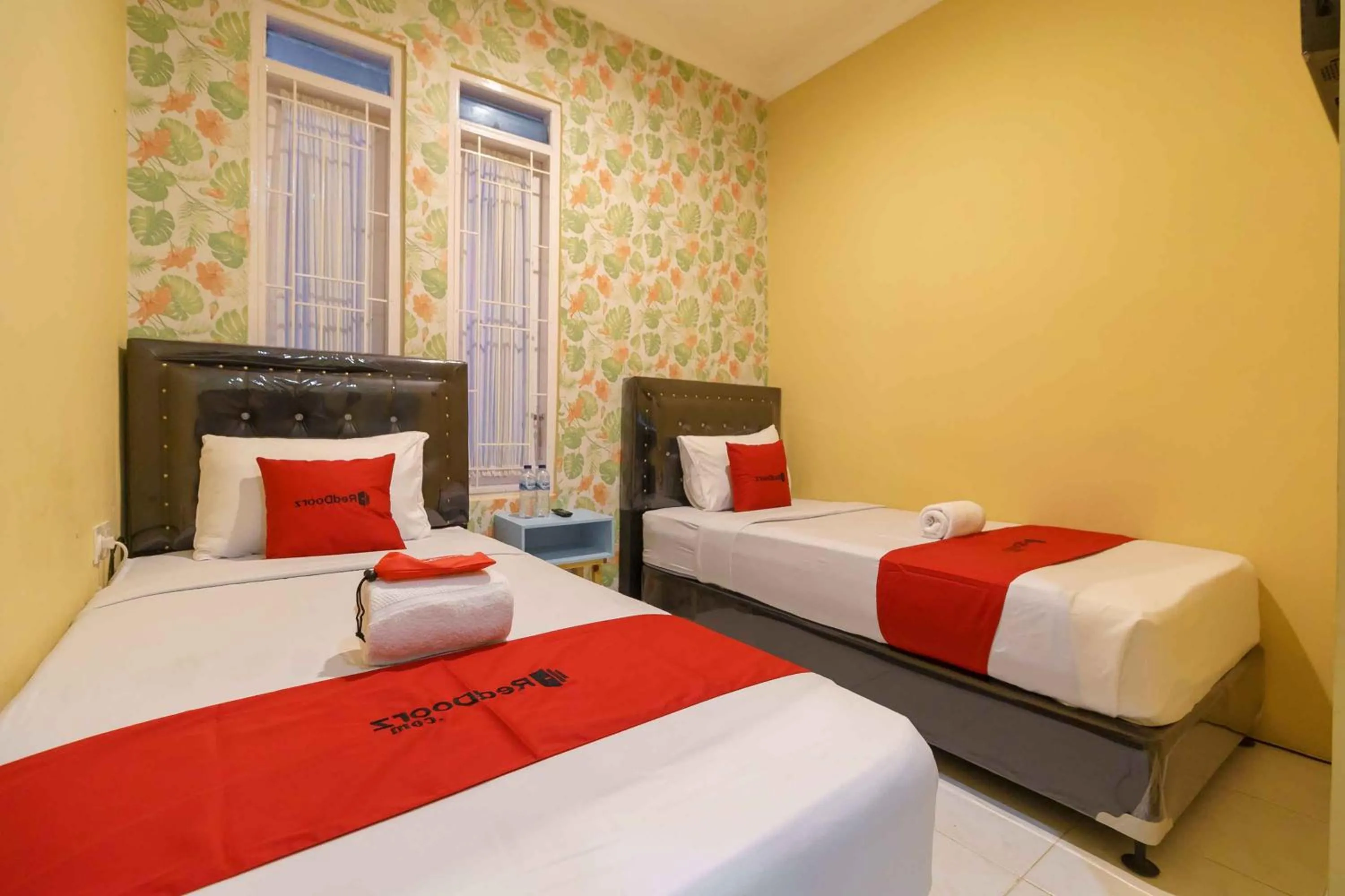 Bed in RedDoorz Syariah Near Jam Gadang Bukit tinggi 2