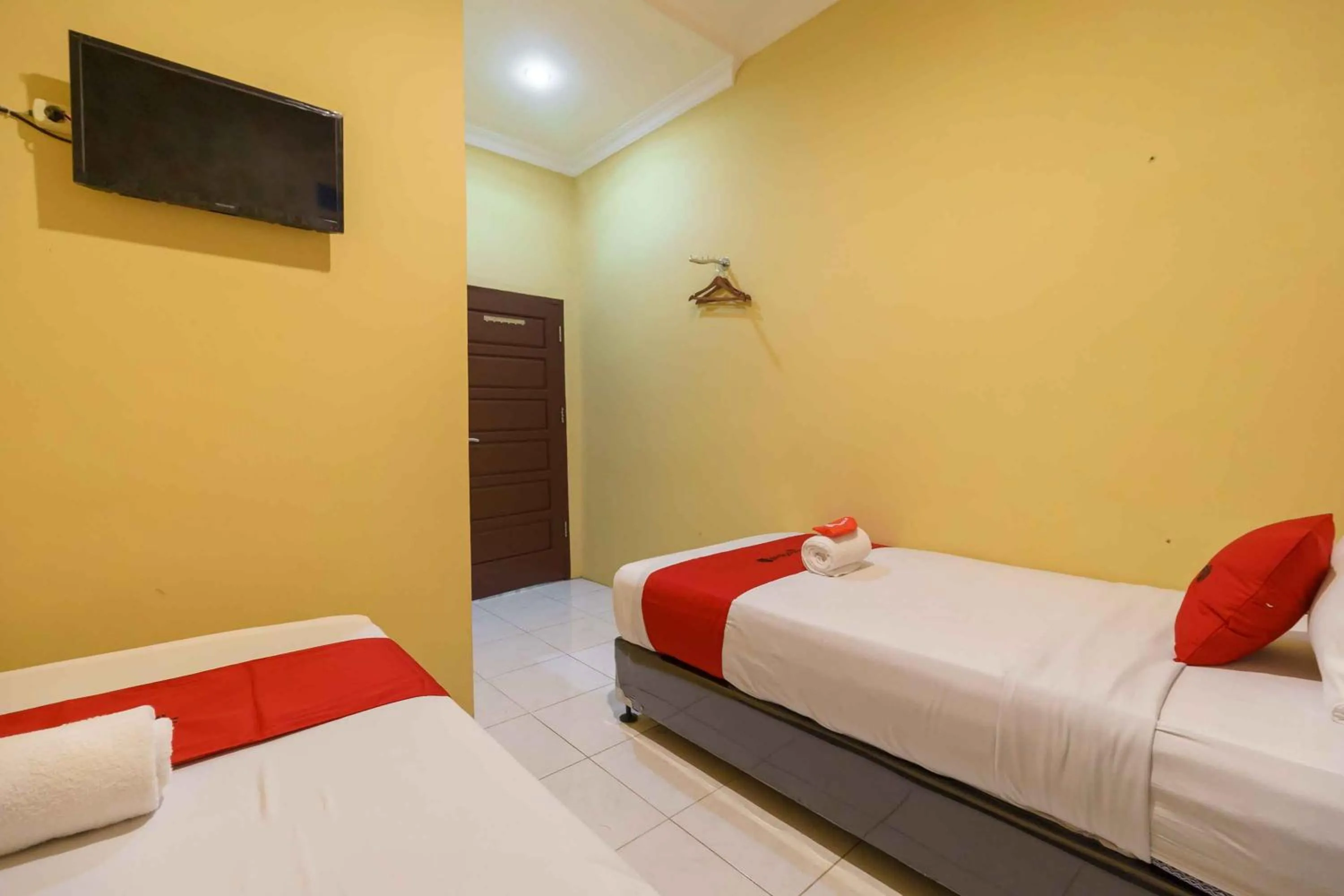 Bed in RedDoorz Syariah Near Jam Gadang Bukit tinggi 2