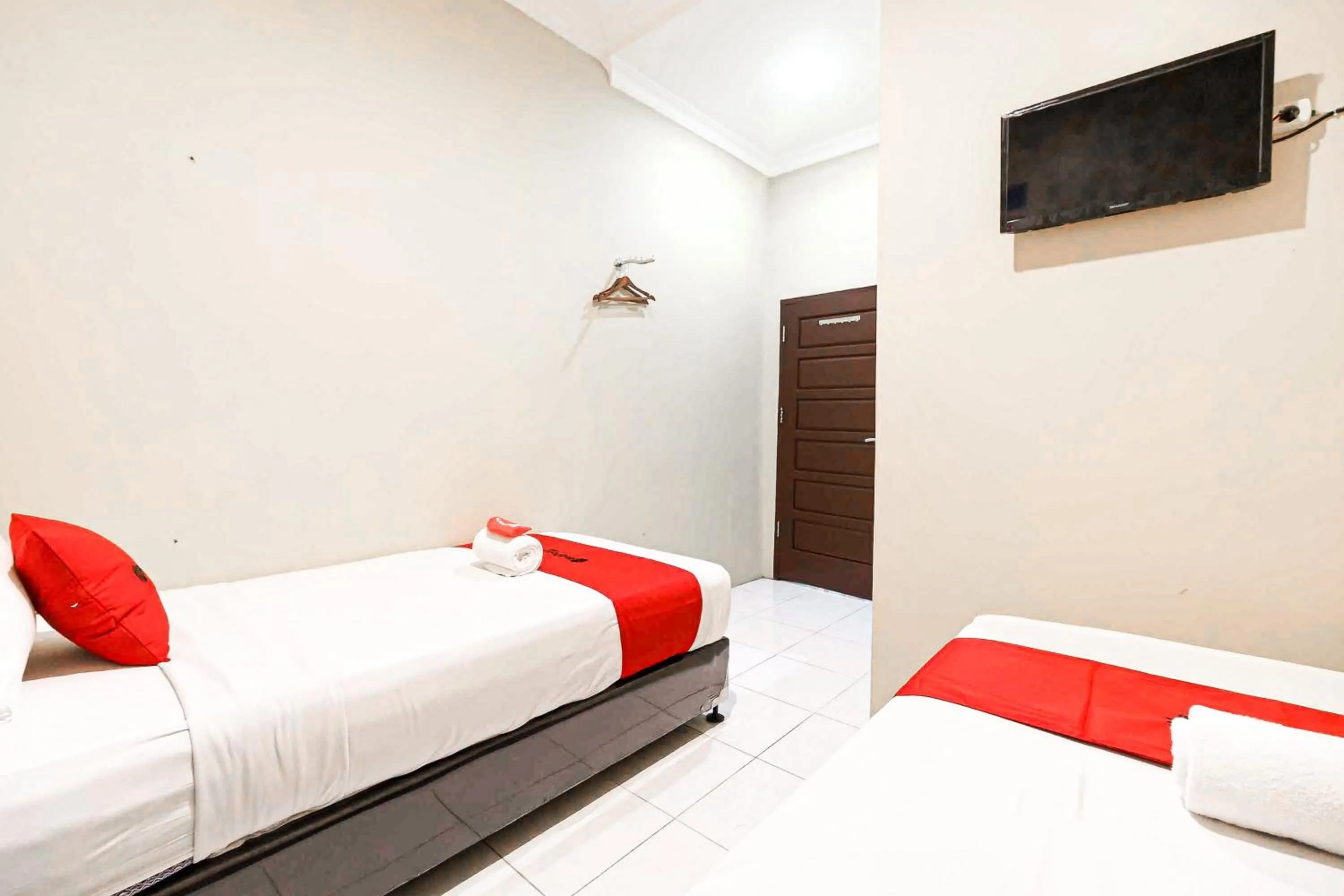Bedroom, Bed in RedDoorz Syariah Near Jam Gadang Bukit tinggi 2